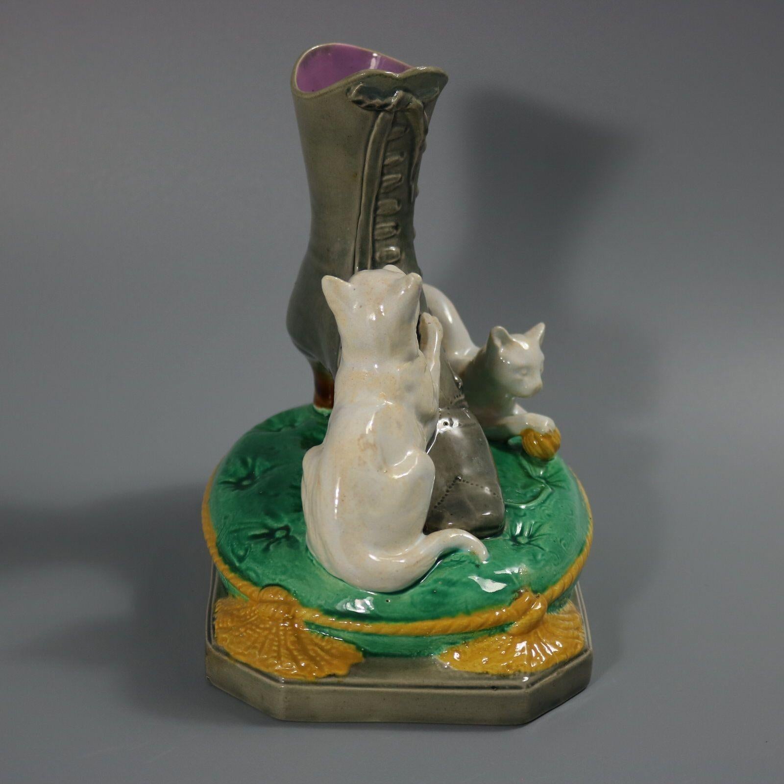 Vittoriano Brown Westhead Moore & Co. Vaso di gattini in maiolica. in vendita