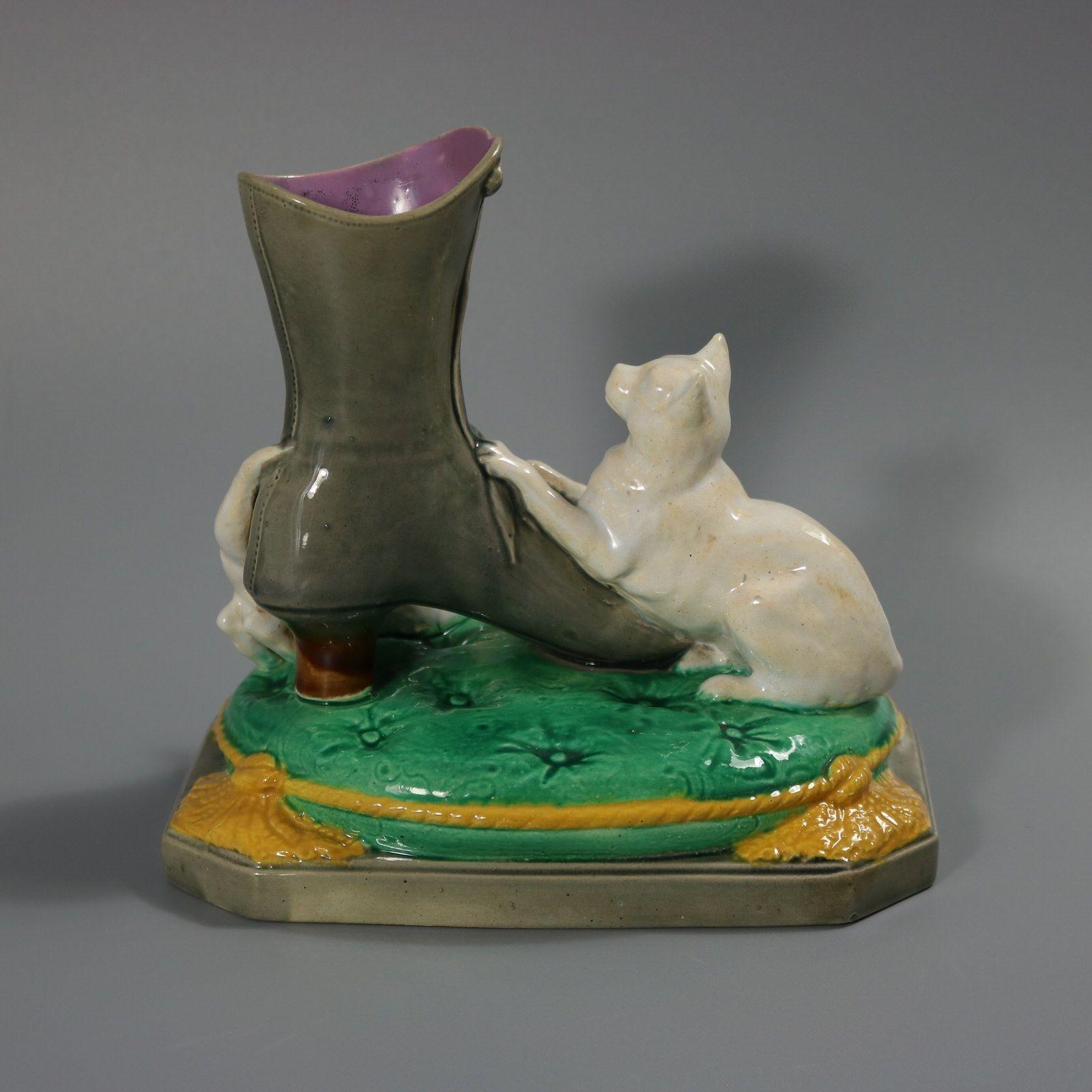 Fine XIX secolo Brown Westhead Moore & Co. Vaso di gattini in maiolica. in vendita