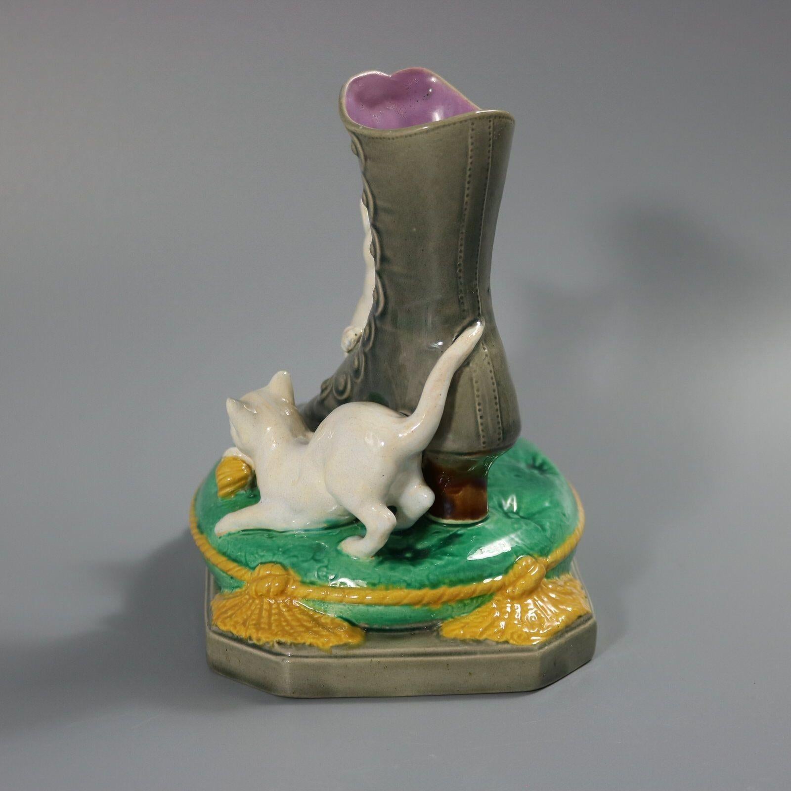 Brown Westhead Moore & Co. Vaso di gattini in maiolica. in vendita 1