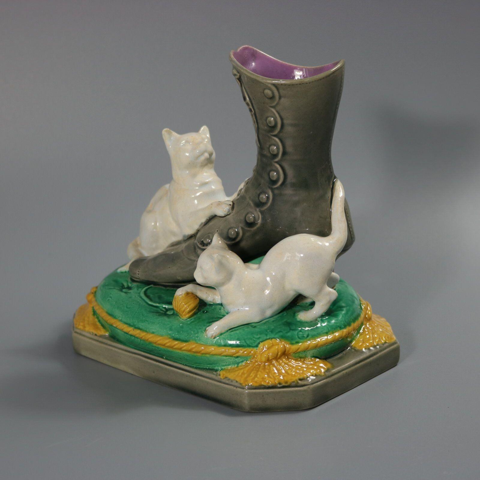 Brown Westhead Moore & Co. Vaso di gattini in maiolica. in vendita 2