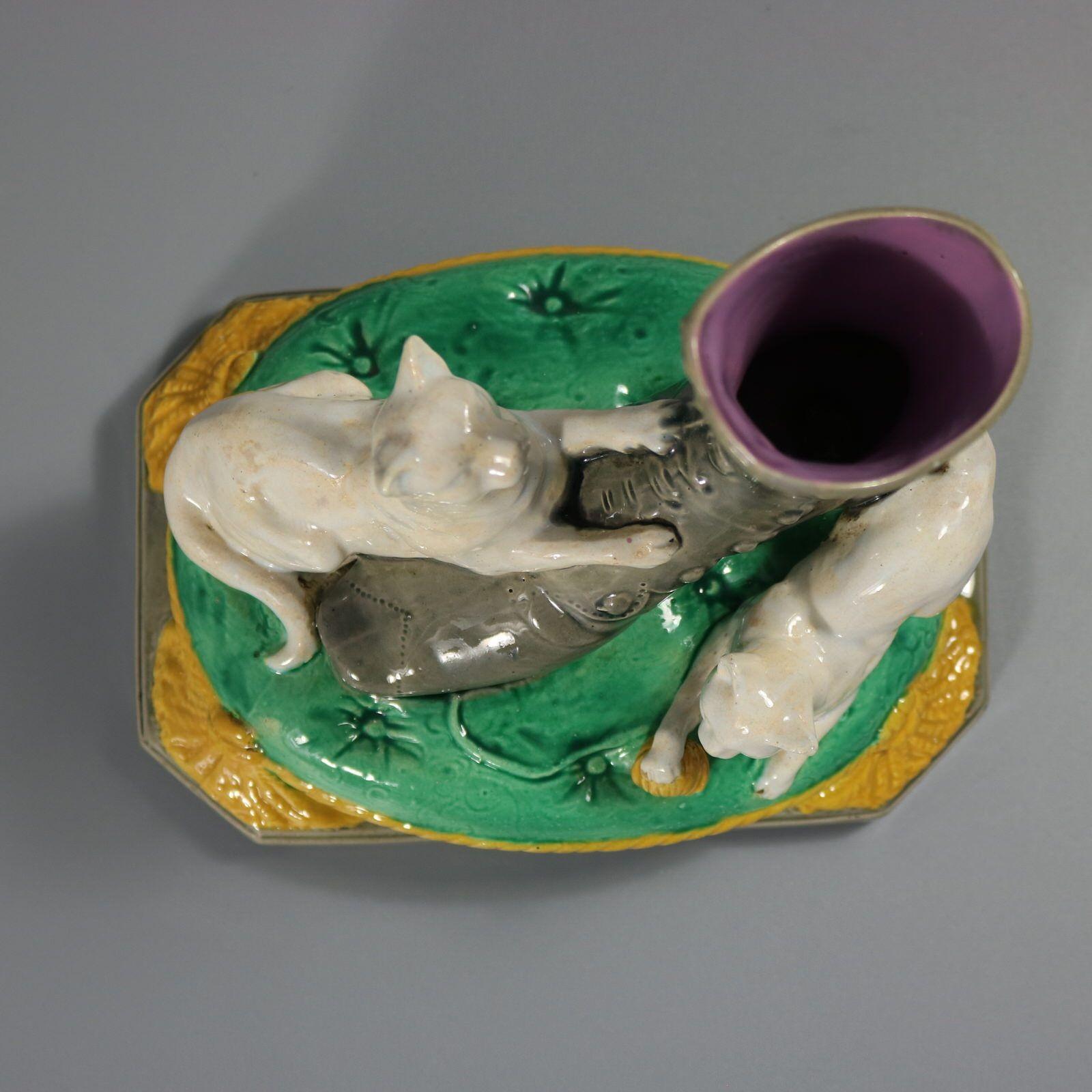 Brown Westhead Moore & Co. Vaso di gattini in maiolica. in vendita 3