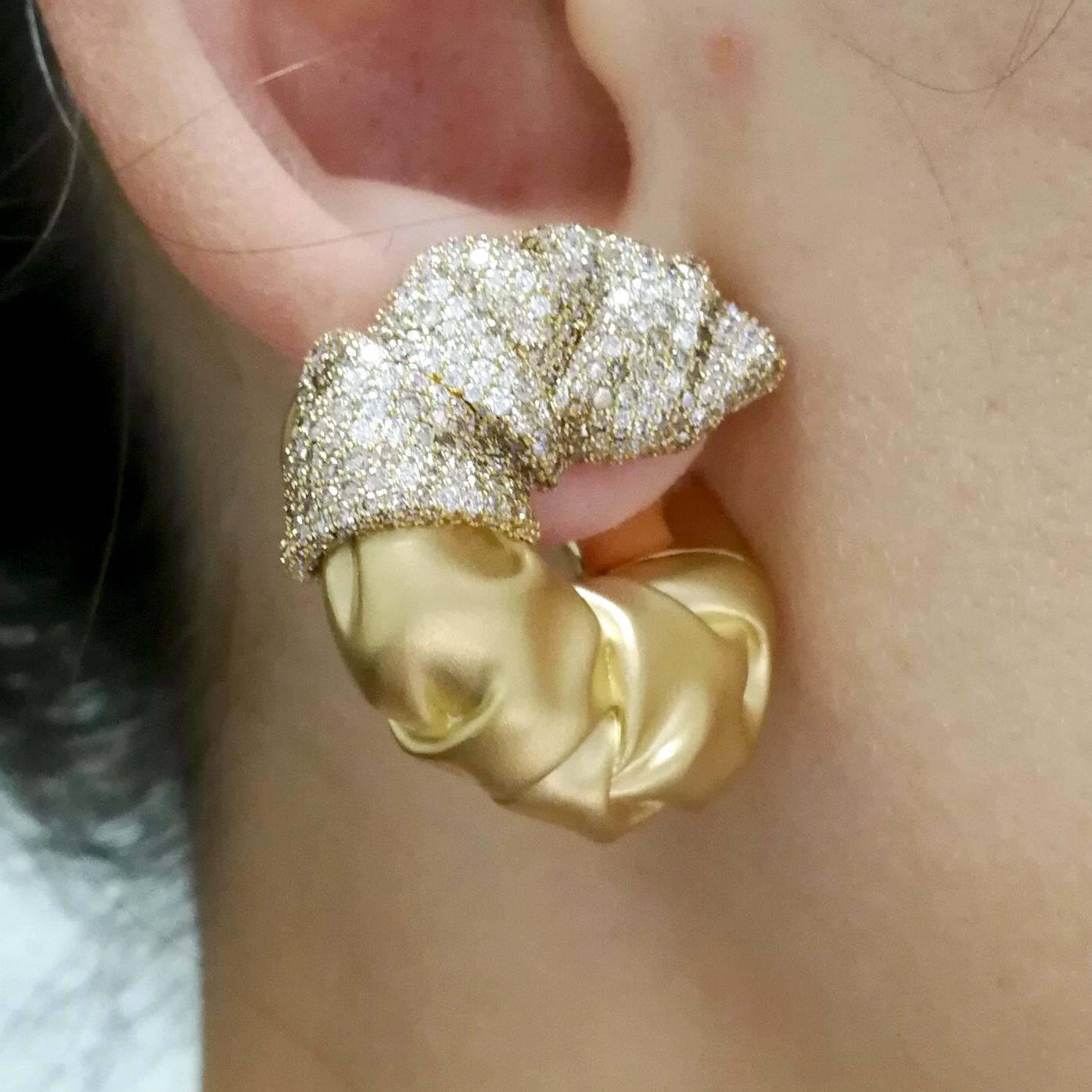 Ohrringe aus 18 Karat Gelbgold mit braunen und weißen Diamanten im Angebot 4