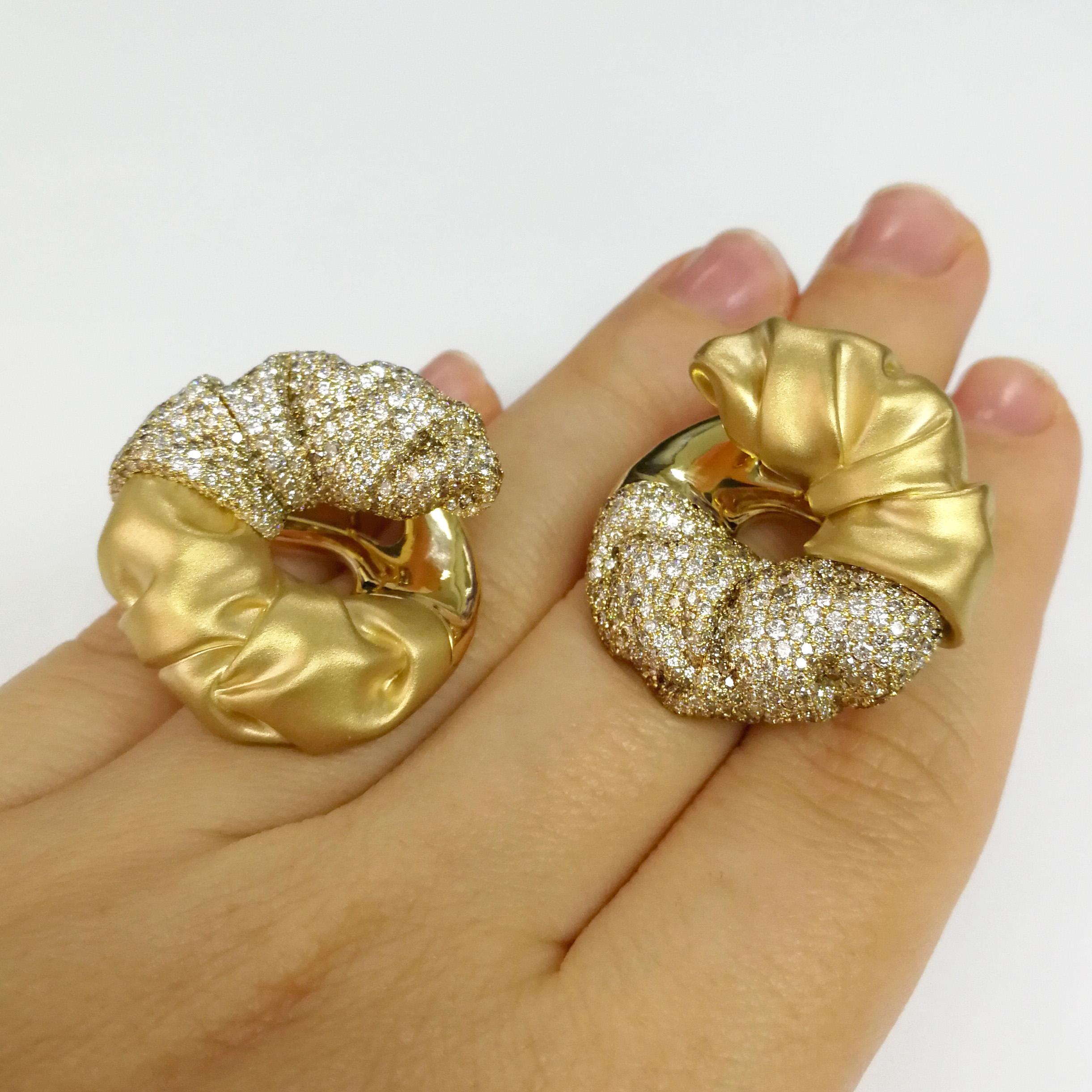 Contemporary Brown White Diamonds 18 Karat Yellow Gold Earrings