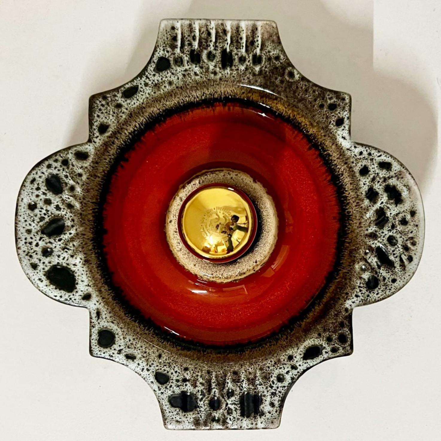 Apliques de cerámica multicolor en estilo Fat Lava. Fabricado por Hustadt Leuchten Keramik, Alemania, en la década de 1970.

El estilo del glaseado se denomina 