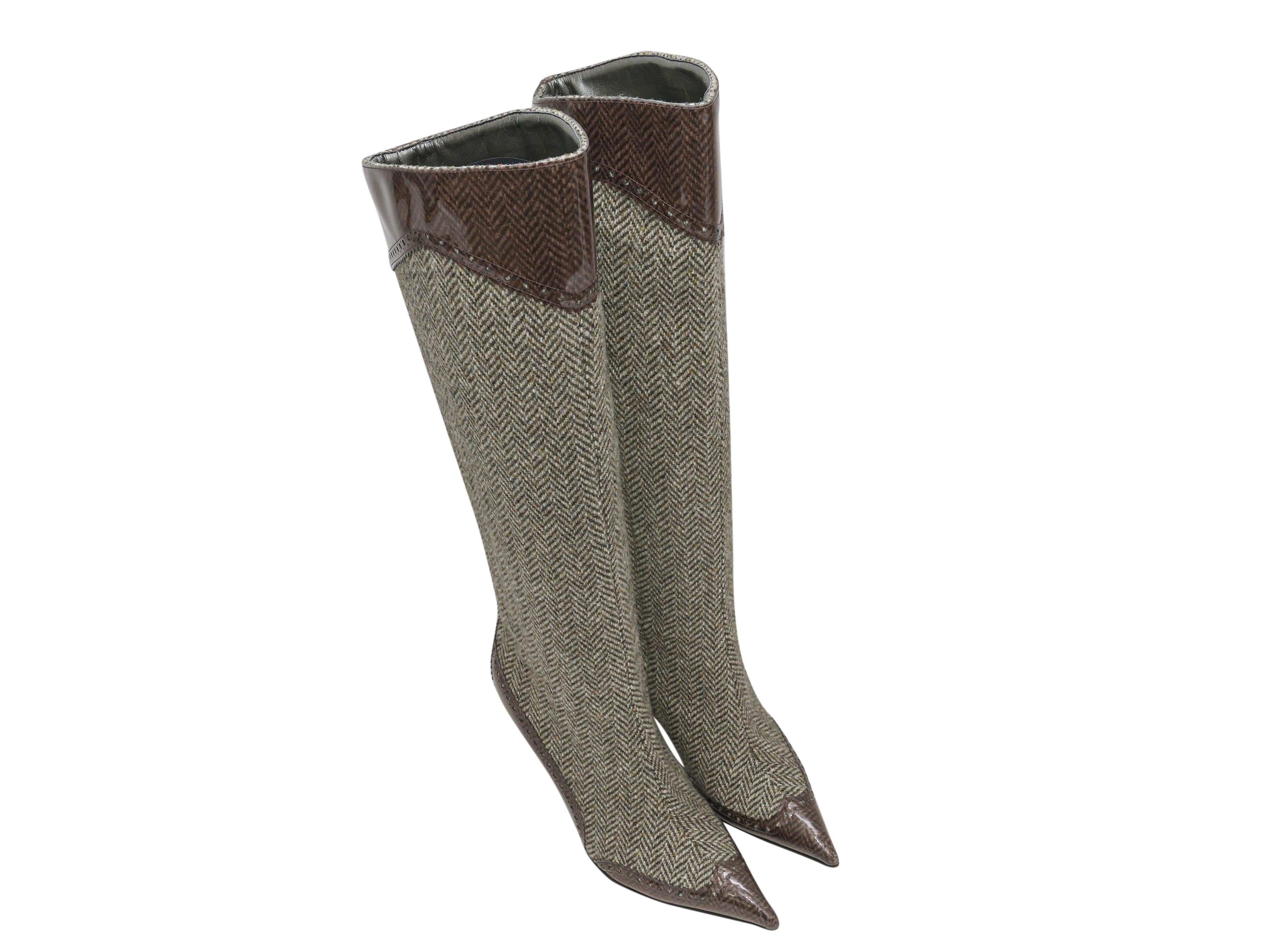 Bottes à chevrons bruns et blancs à bouts pointus de Stella McCartney. Garniture en PVC sur toute la surface. Fermeture à glissière sur les côtés intérieurs. Hauteur de la tige 18