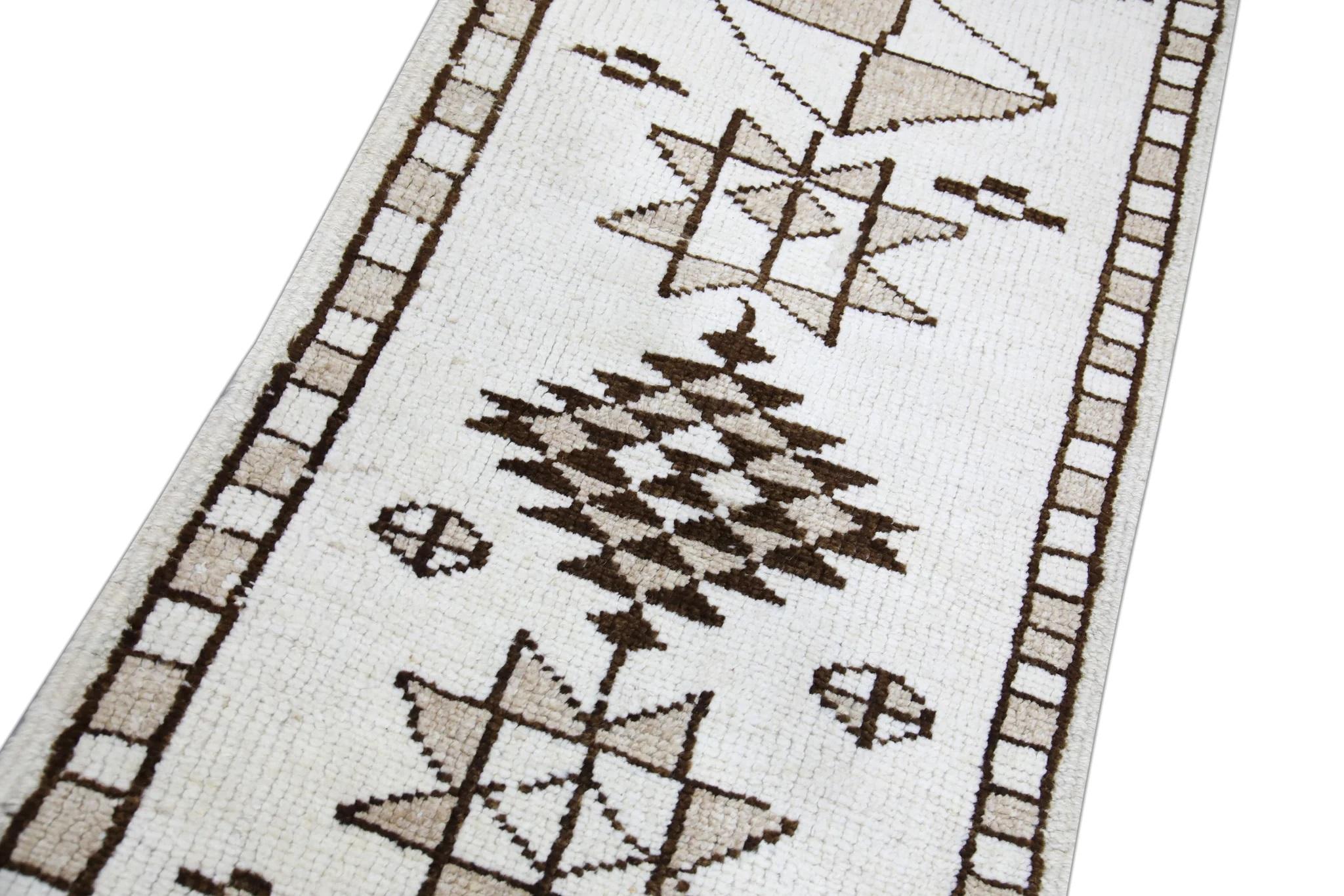 Vintage By est un tapis vintage en laine nouée à la main, fabriqué avec soin par des artisans qualifiés selon des techniques traditionnelles transmises de génération en génération. Ce tapis exquis s'enorgueillit d'une étonnante gamme de teintures