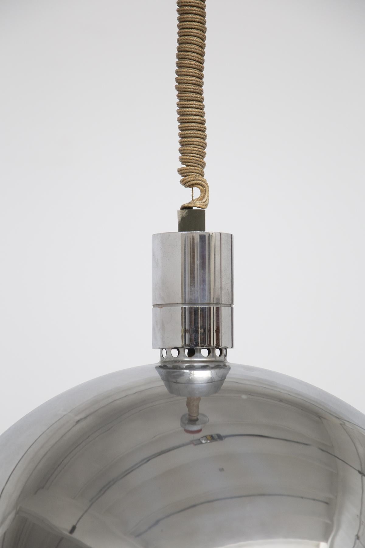 Bellissima lampada da soffitto disegnata da Franco Albini e Franca Helg negli anni '50 per la pregiata manifattura Sirrah. Modello AM4Z.
La lampada di Franco Albini è realizzata in metallo totalmente cromato, il cappello è una mezza sfera in
