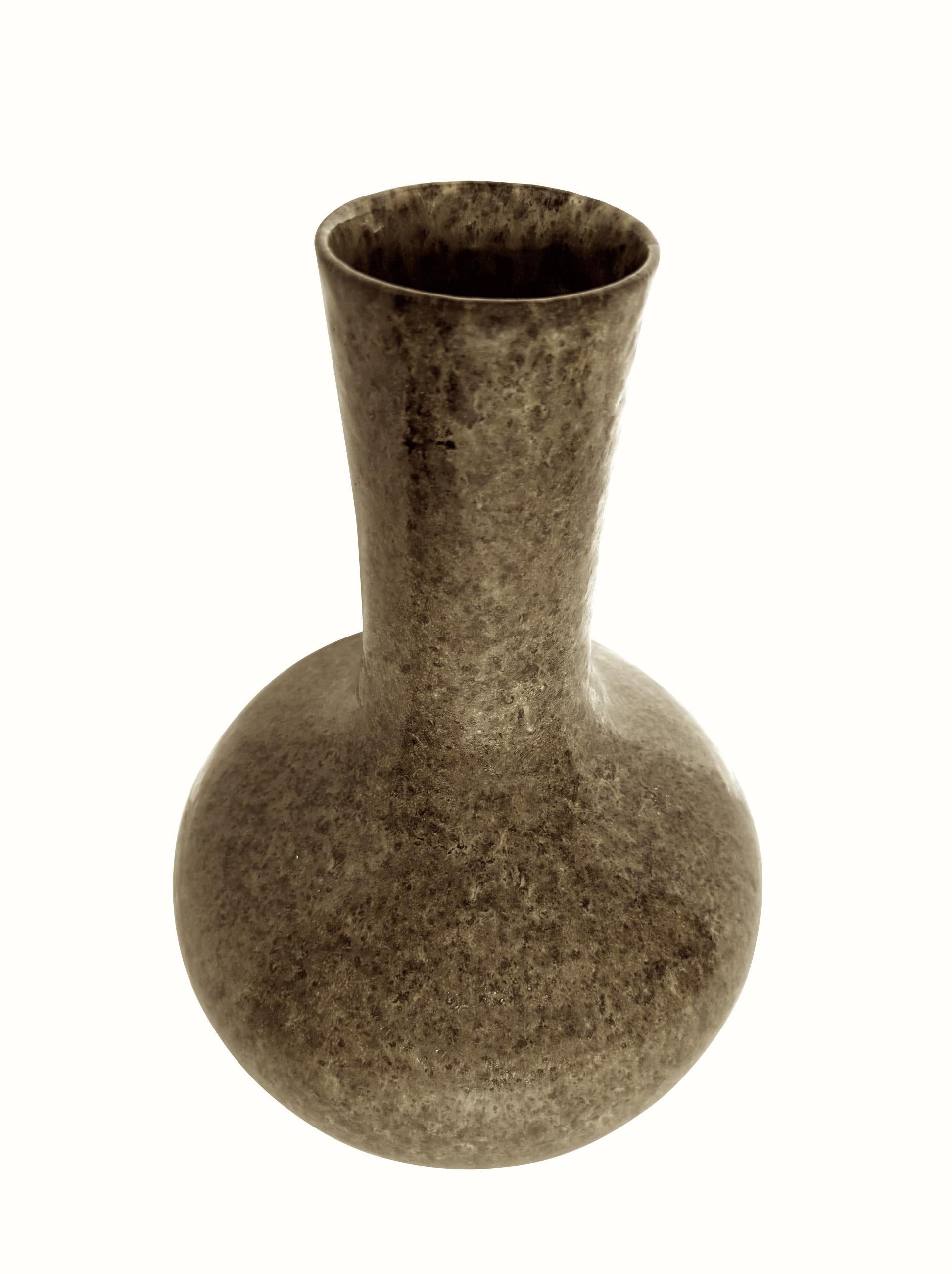 Cinese Vaso a collo d'imbuto con smaltatura nera, Cina, Contemporaneo in vendita