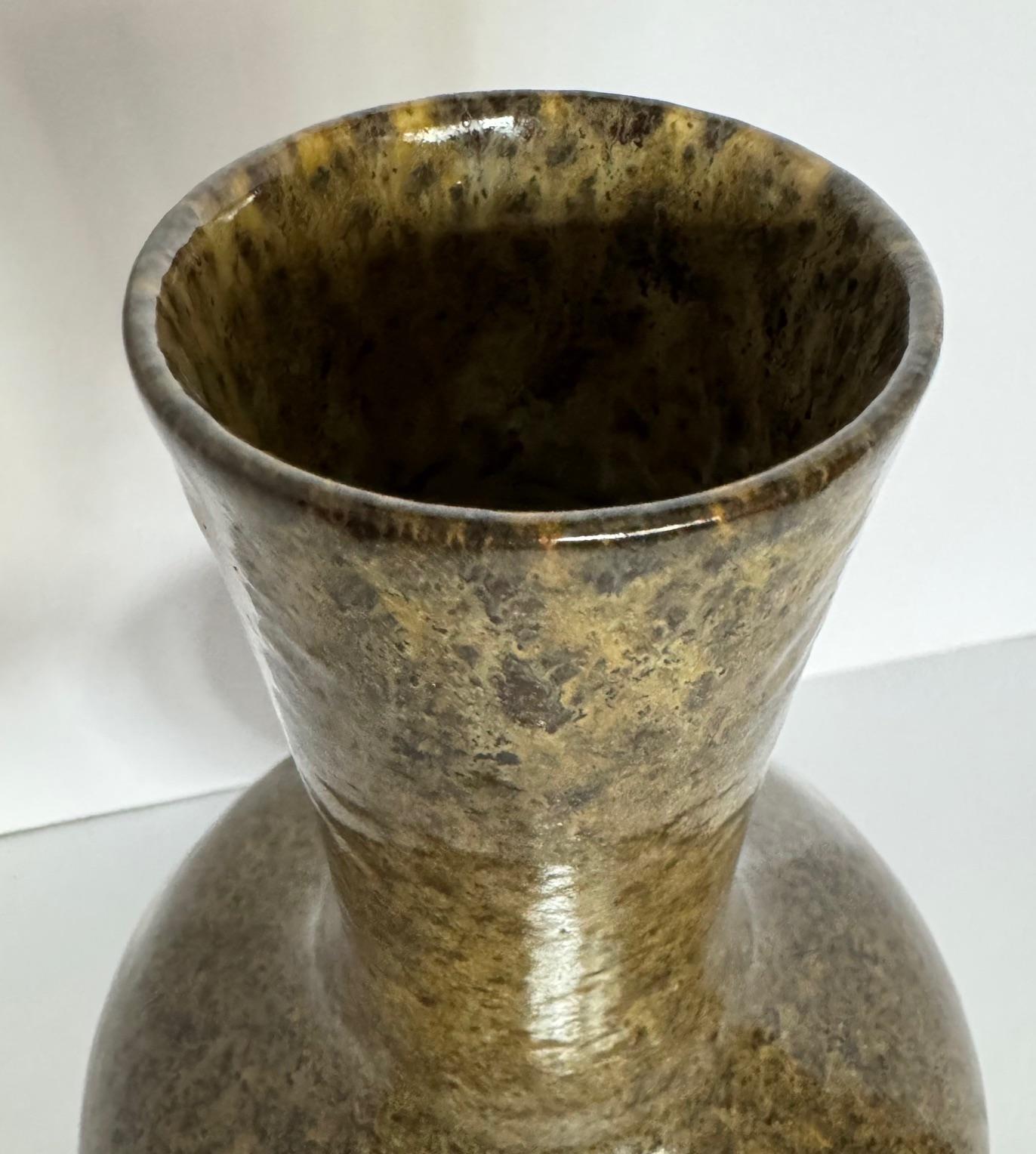 Vaso a collo d'imbuto con smaltatura nera, Cina, Contemporaneo In condizioni Nuovo in vendita a New York, NY