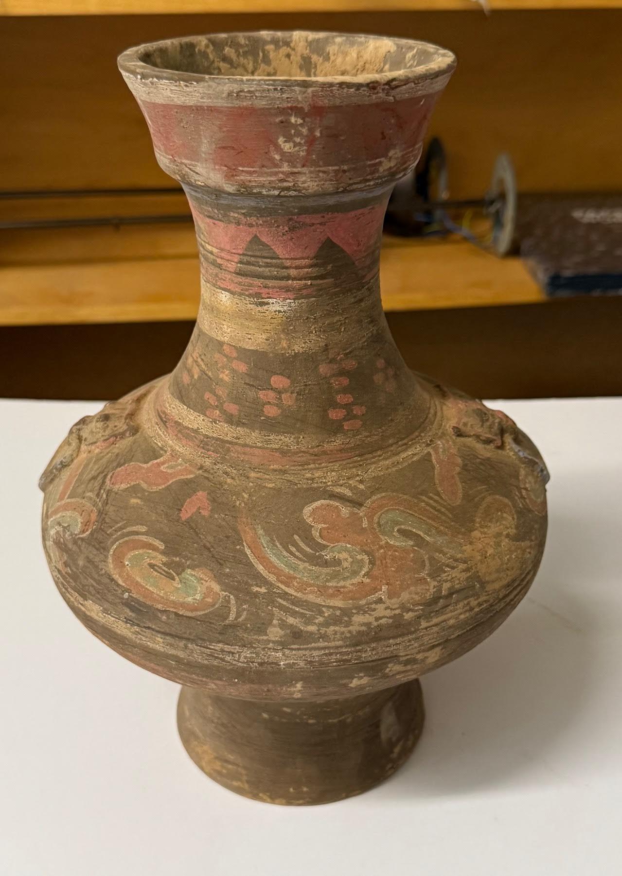 Paire de vases chinois contemporains en terre cuite, exposés aux intempéries, avec
Design/One peint à la main.
Base brune avec un motif peint à la main en rouge et bleu.
Ouverture en forme de coupe.