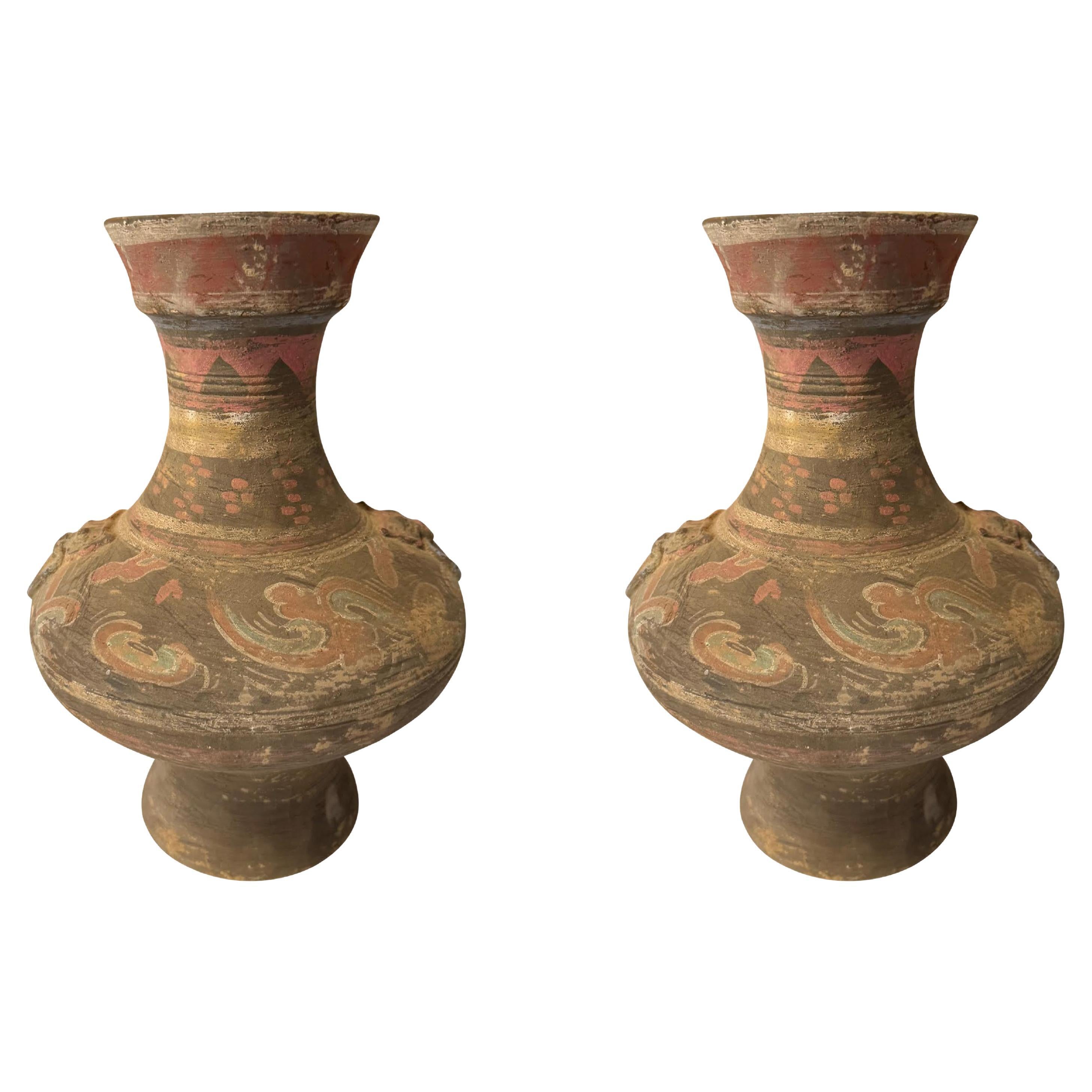 Paire de vases peints à la main en brun, rouge et bleu, Chine, contemporain en vente
