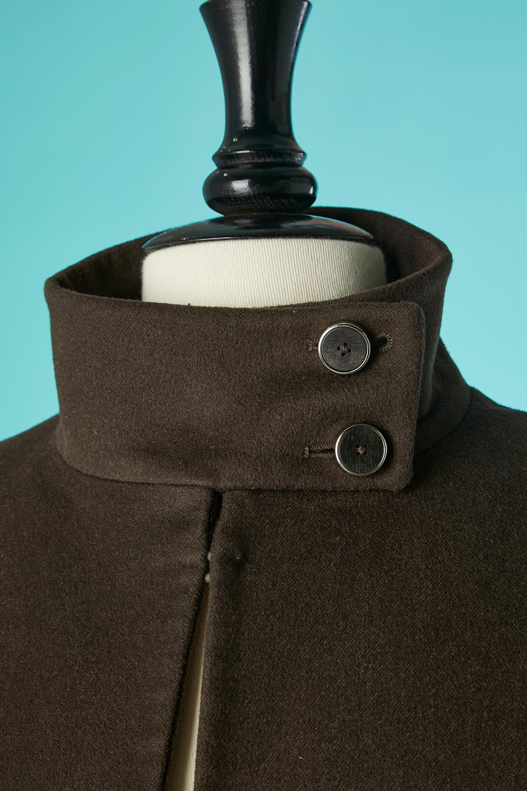 Brown wool and cashmere jacket with edge to edge front. ( No fabric tag) Hidden button and buttonhole closure in the middle front.2 buttons and buttonhole on collar. 
Pocket on both side 
SIZE M 