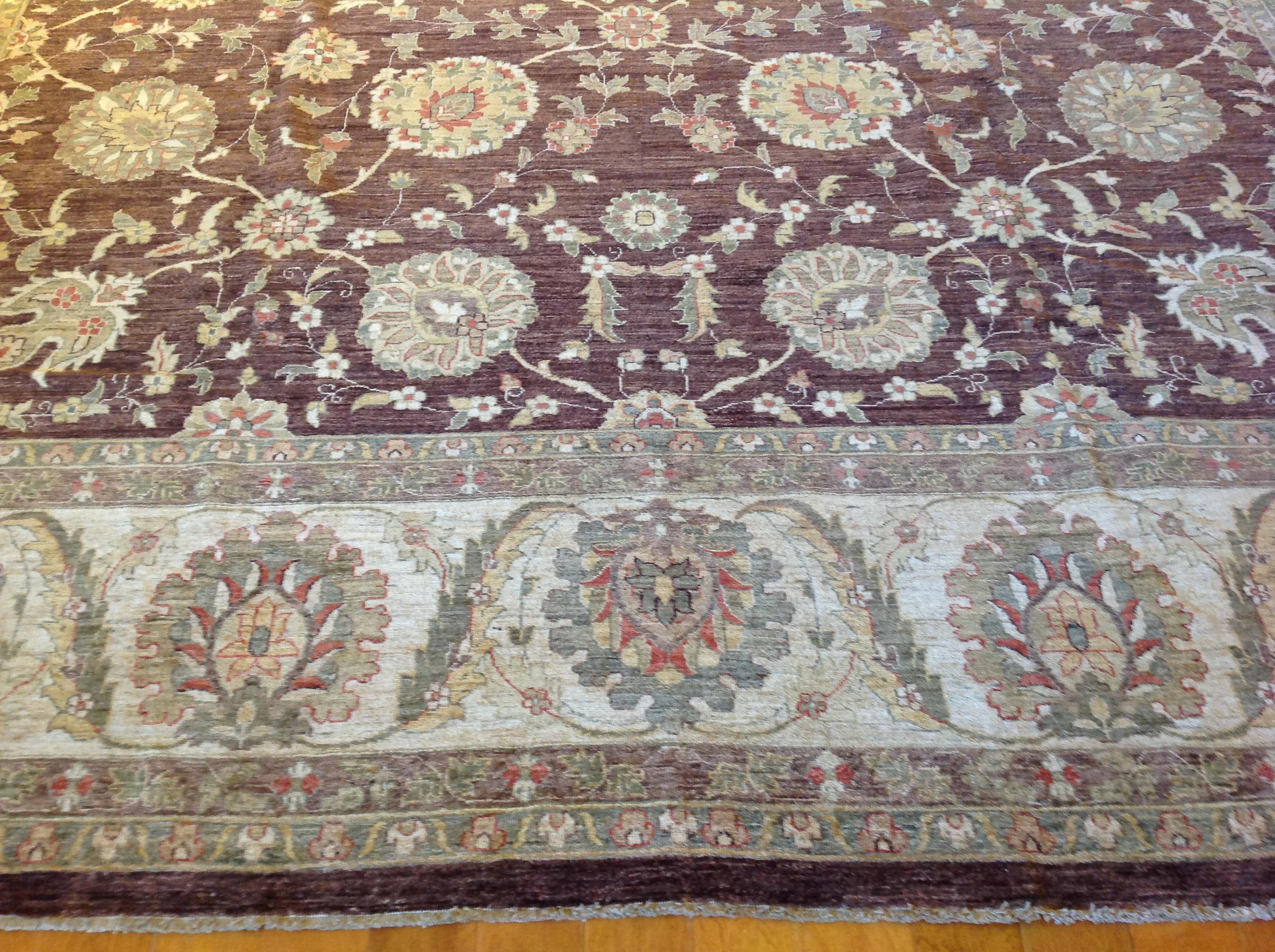Brauner Wollteppich mit Blumengirlande im Zustand „Neu“ im Angebot in West Hollywood, CA