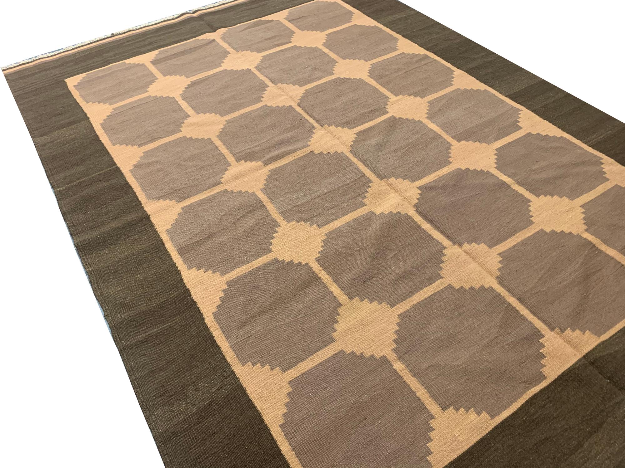 Alfombra Kilim de lana marrón, Alfombra de tejido plano Kilims Vintage Moderno de mediados de siglo en venta