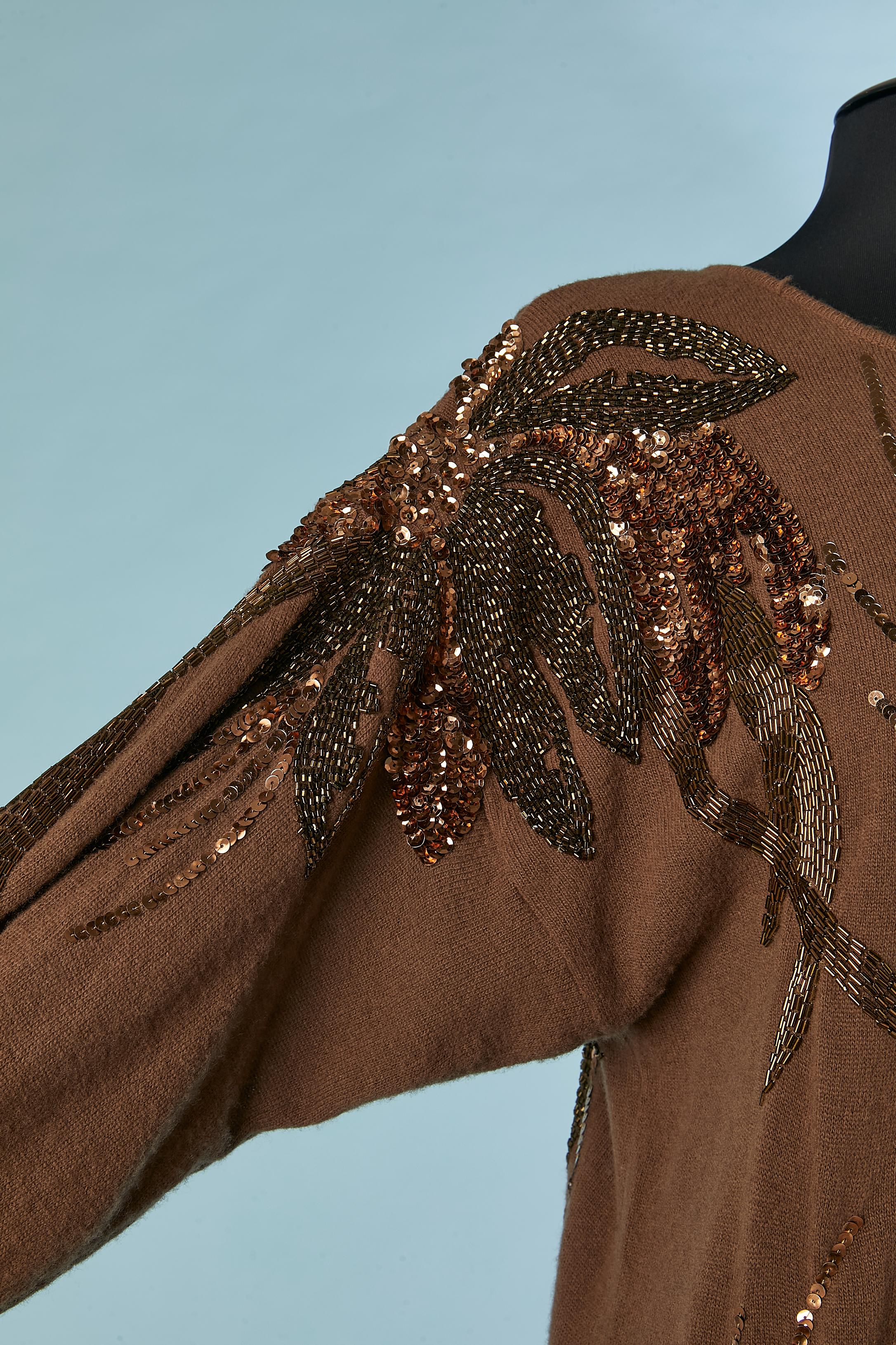 Robe en tricot de laine marron avec broderies de paillettes et de perles Nancy Johnson  Pour femmes en vente