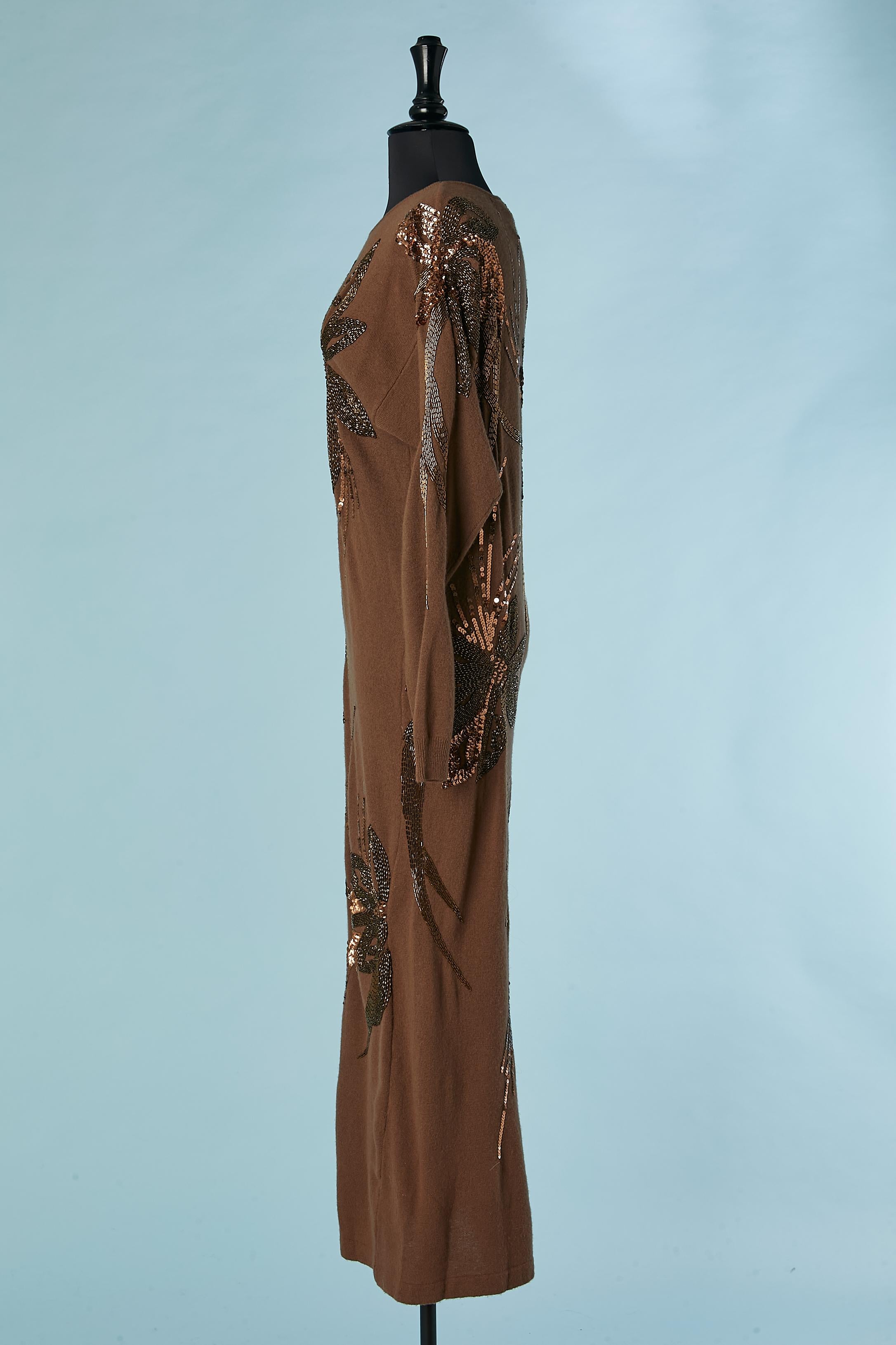 Robe en tricot de laine marron avec broderies de paillettes et de perles Nancy Johnson  en vente 1
