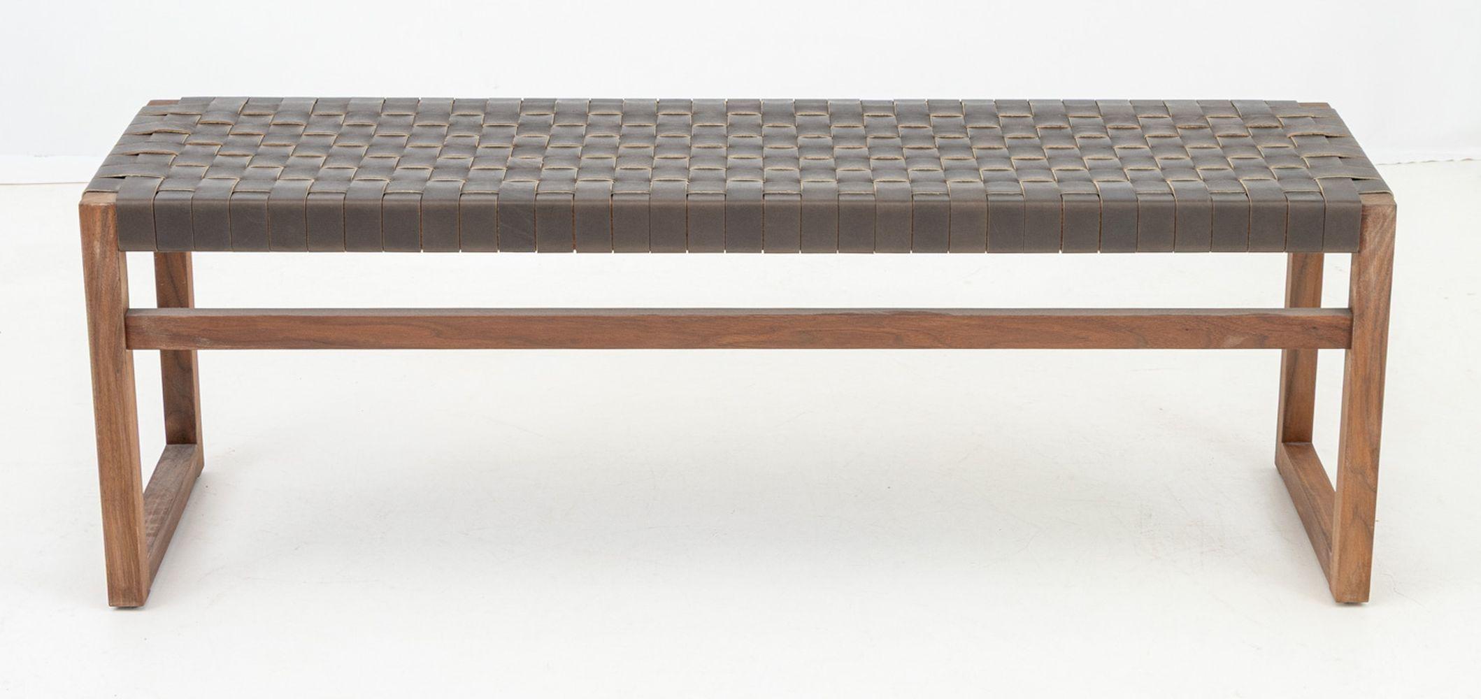 Banc en acajou et cuir marron tissé, à quatre supports reliés par deux brancards. 18