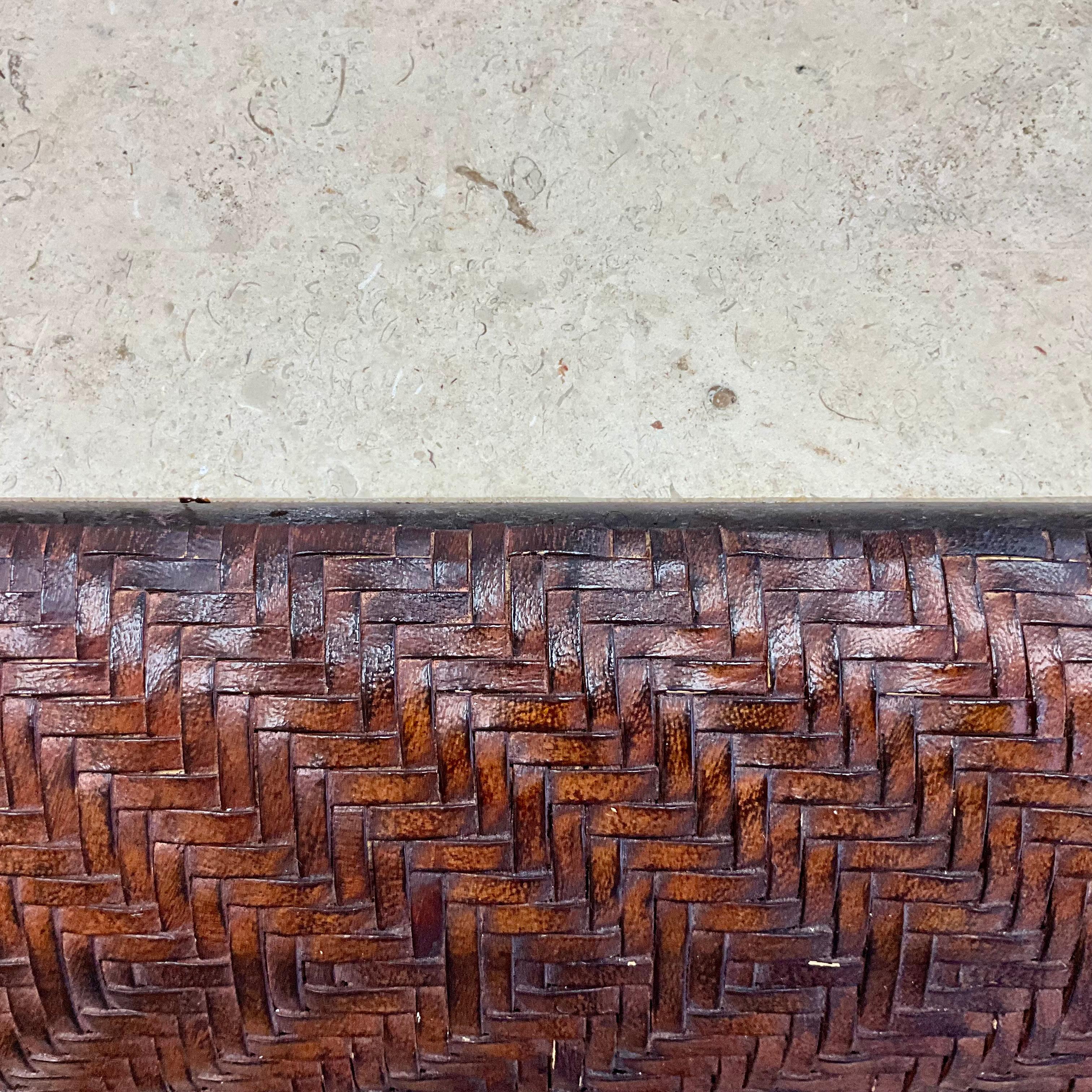 Hollywood Regency Table basse de style Ming en cuir tressé Brown avec plateau en pierre de coquillage en vente