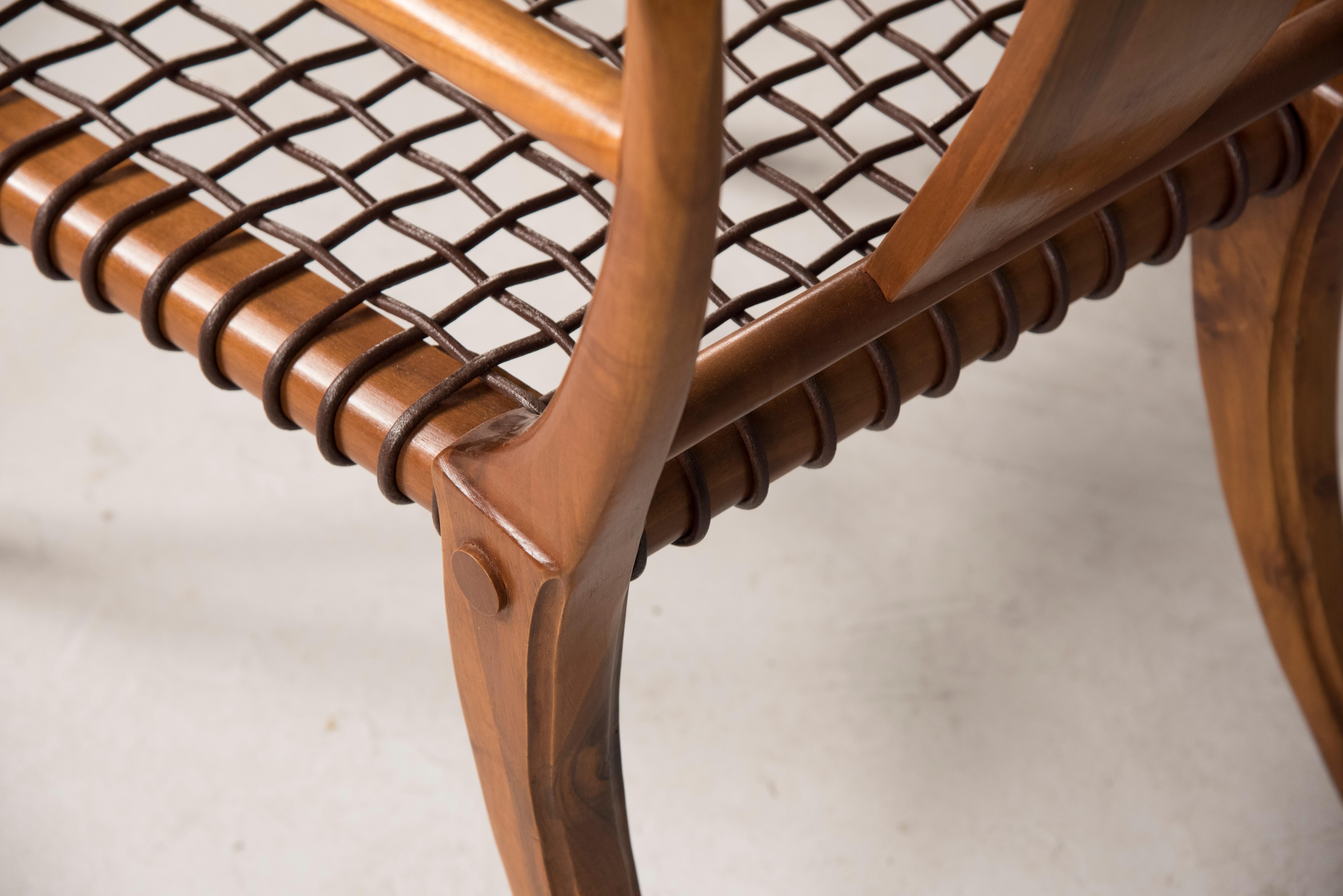 Sessel mit Säbelbeinen aus gewebtem Leder und Holz in anpassbaren Farben und Polsterung im Angebot 4
