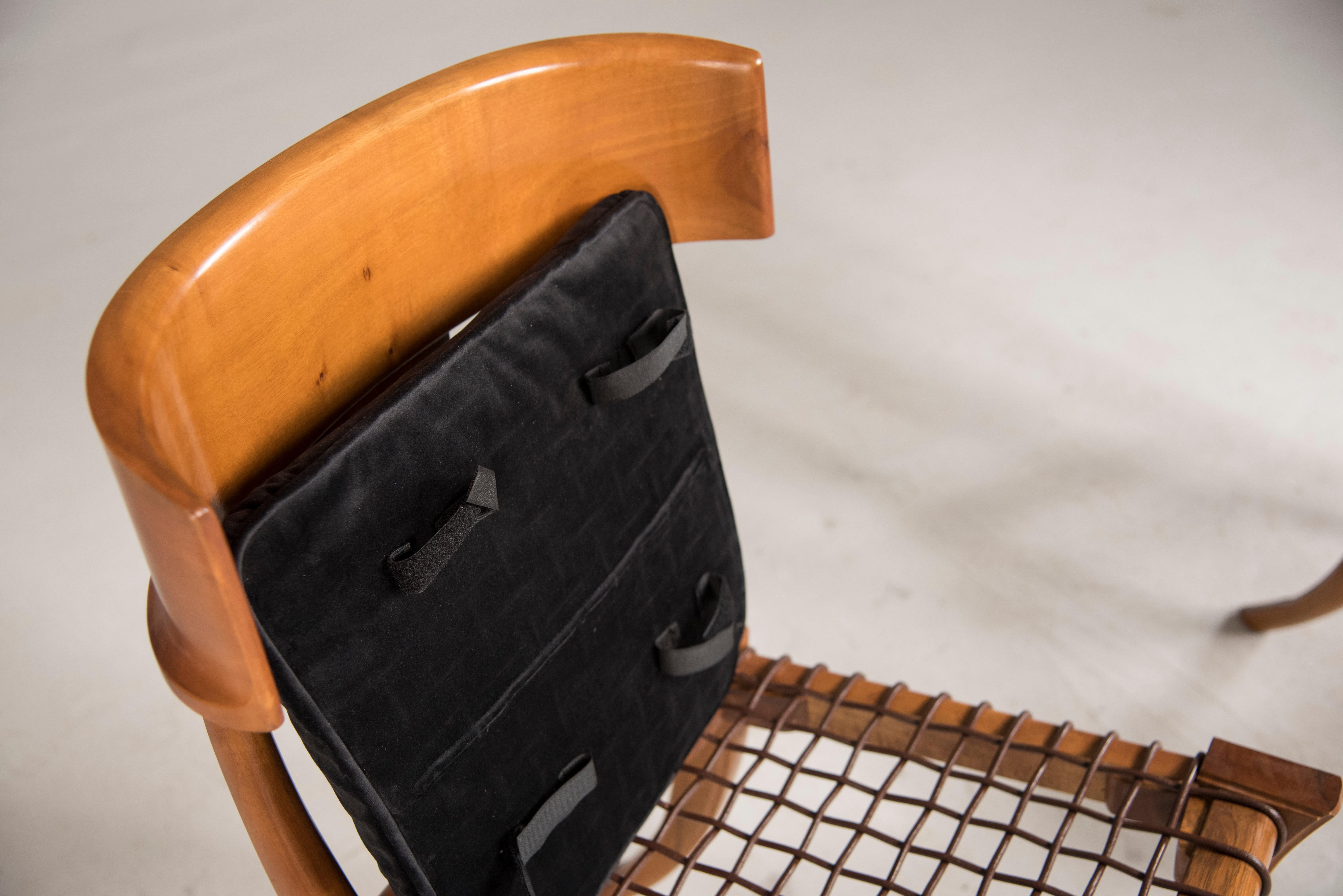 Sessel mit Säbelbeinen aus gewebtem Leder und Holz in anpassbaren Farben und Polsterung im Angebot 10