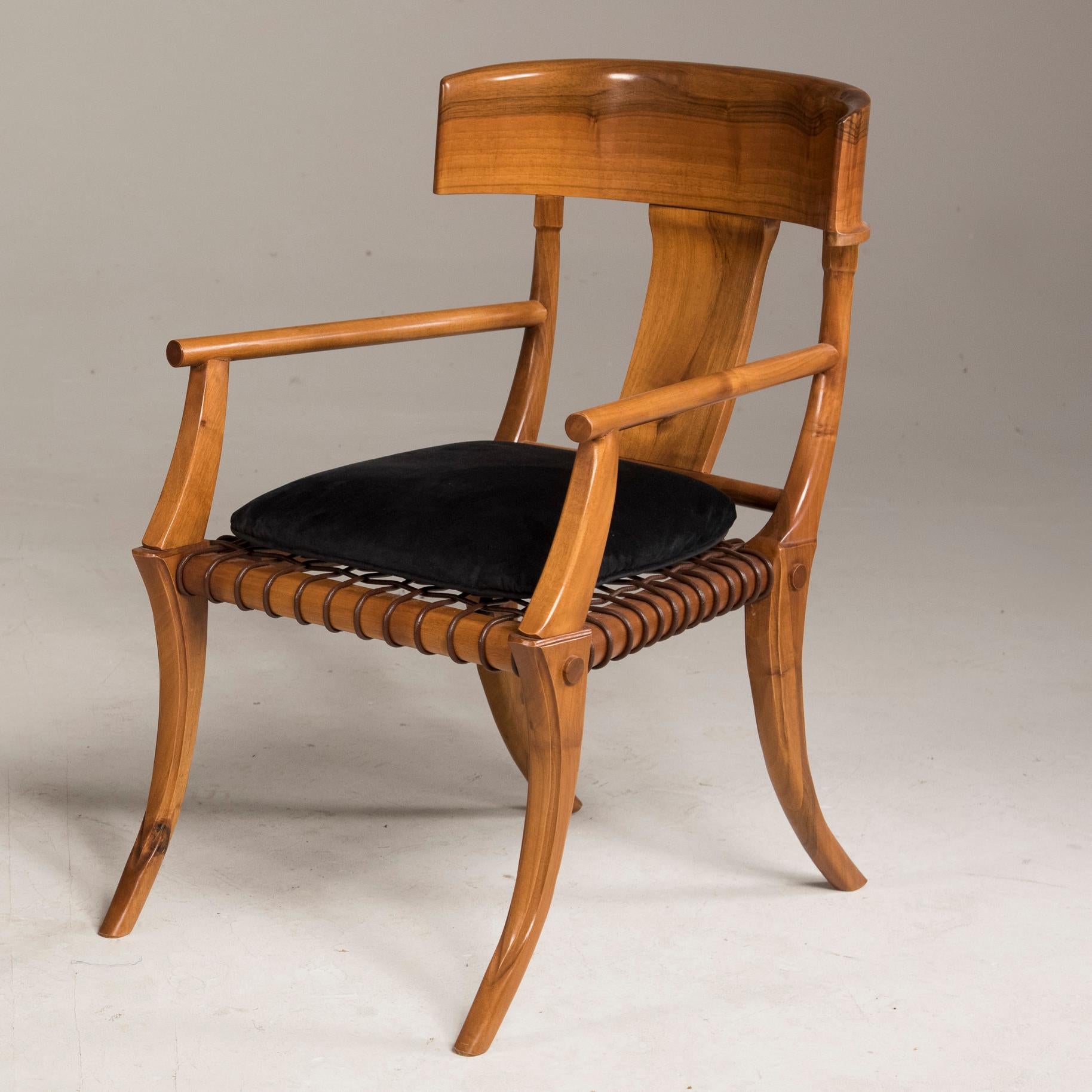 Sessel mit Säbelbeinen aus gewebtem Leder und Holz in anpassbaren Farben und Polsterung im Angebot 11