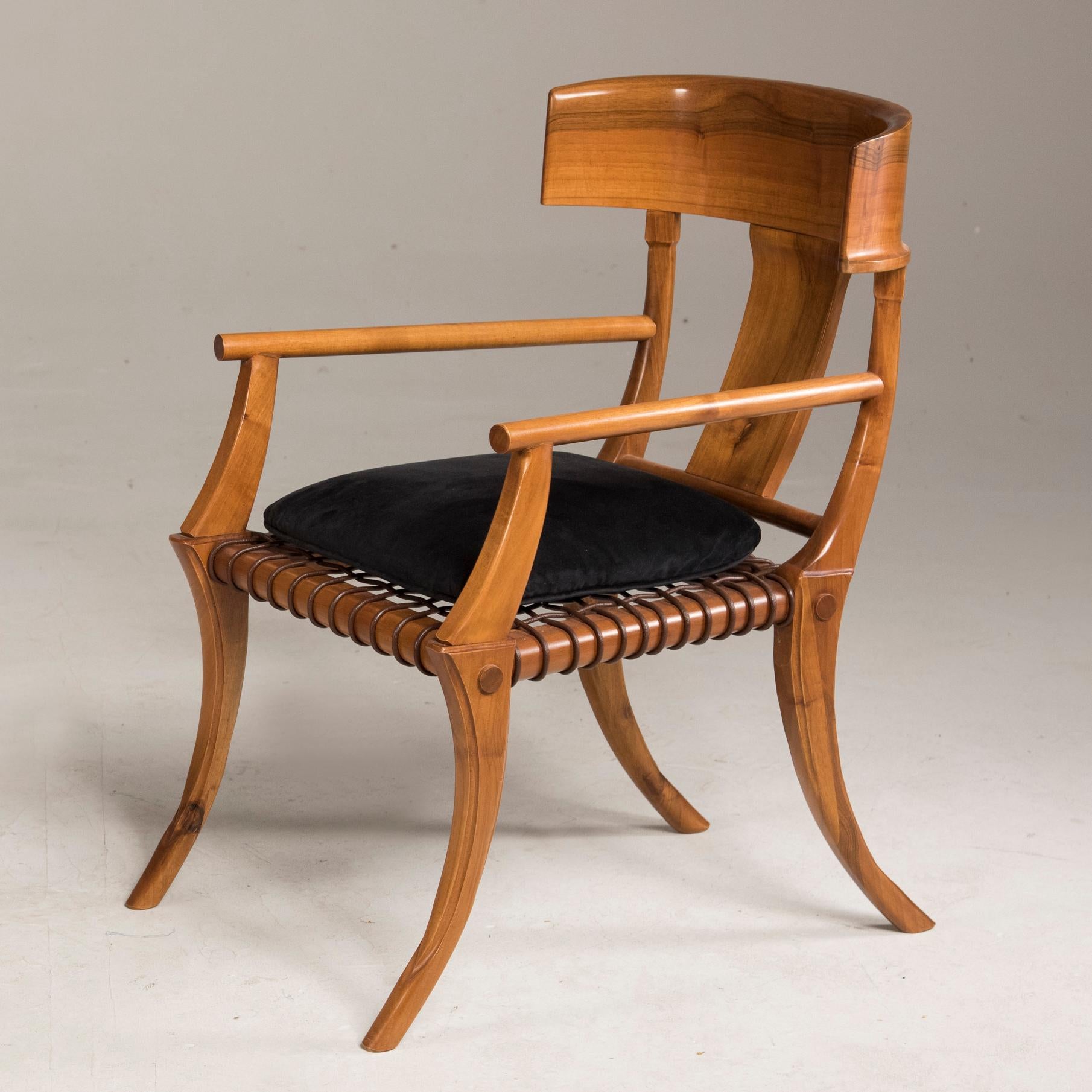 Sessel mit Säbelbeinen aus gewebtem Leder und Holz in anpassbaren Farben und Polsterung im Angebot 12