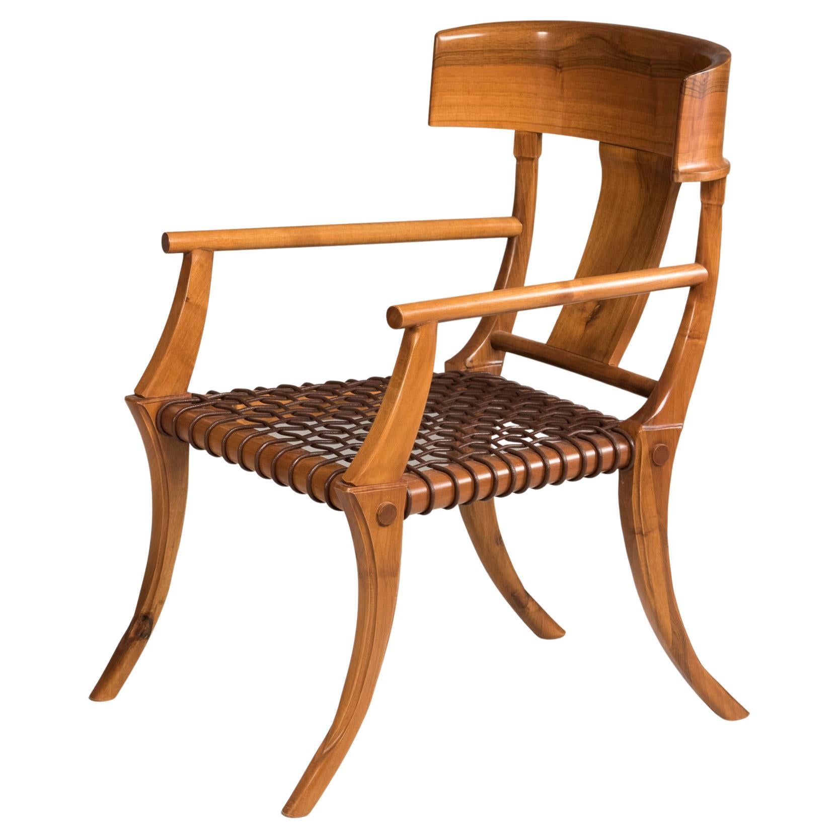 Sessel mit Säbelbeinen aus gewebtem Leder und Holz in anpassbaren Farben und Polsterung im Angebot
