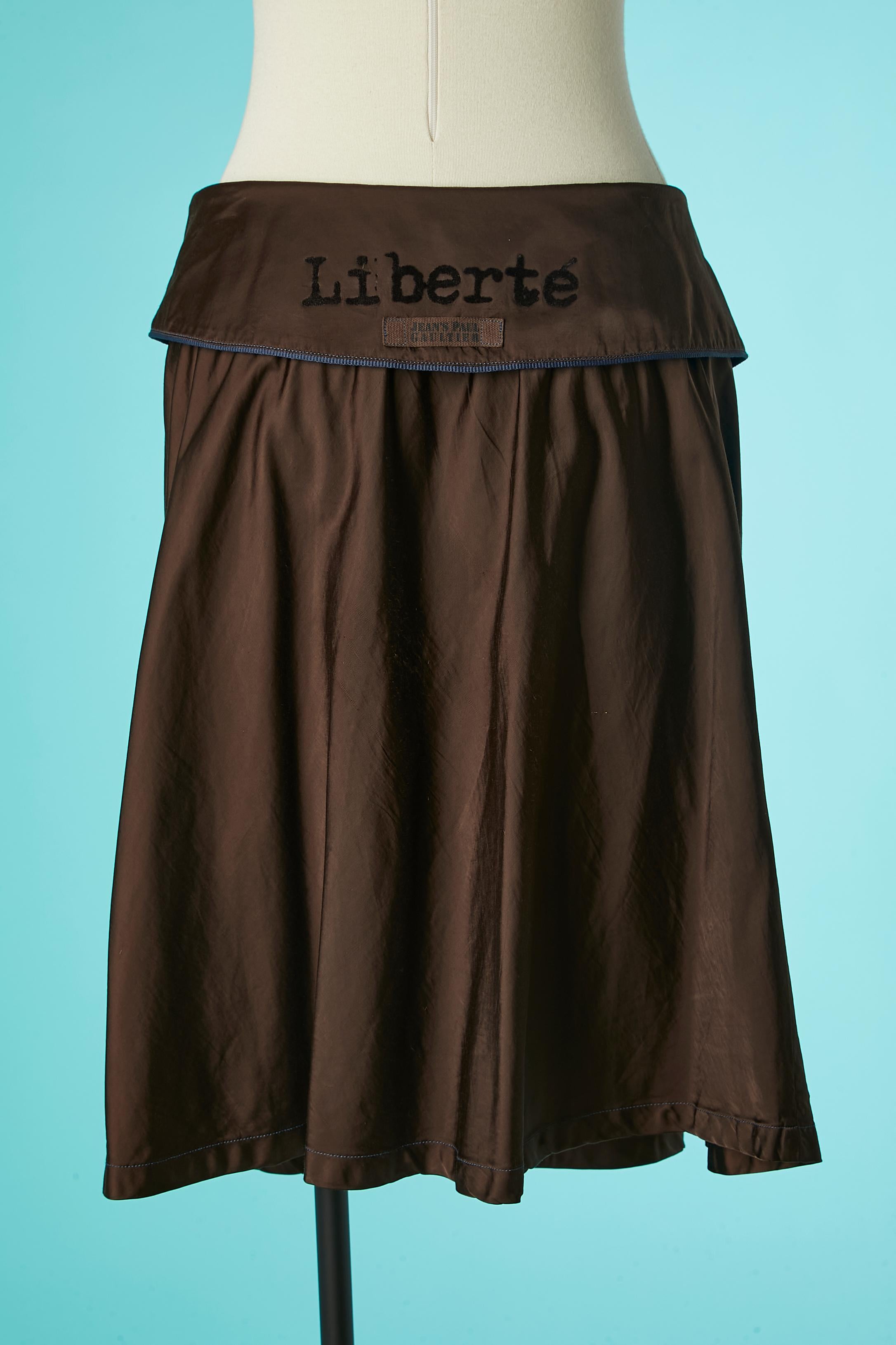 Brauner Wickelrock mit schwarzem Schriftzug auf Gaultier Jeans  Damen im Angebot
