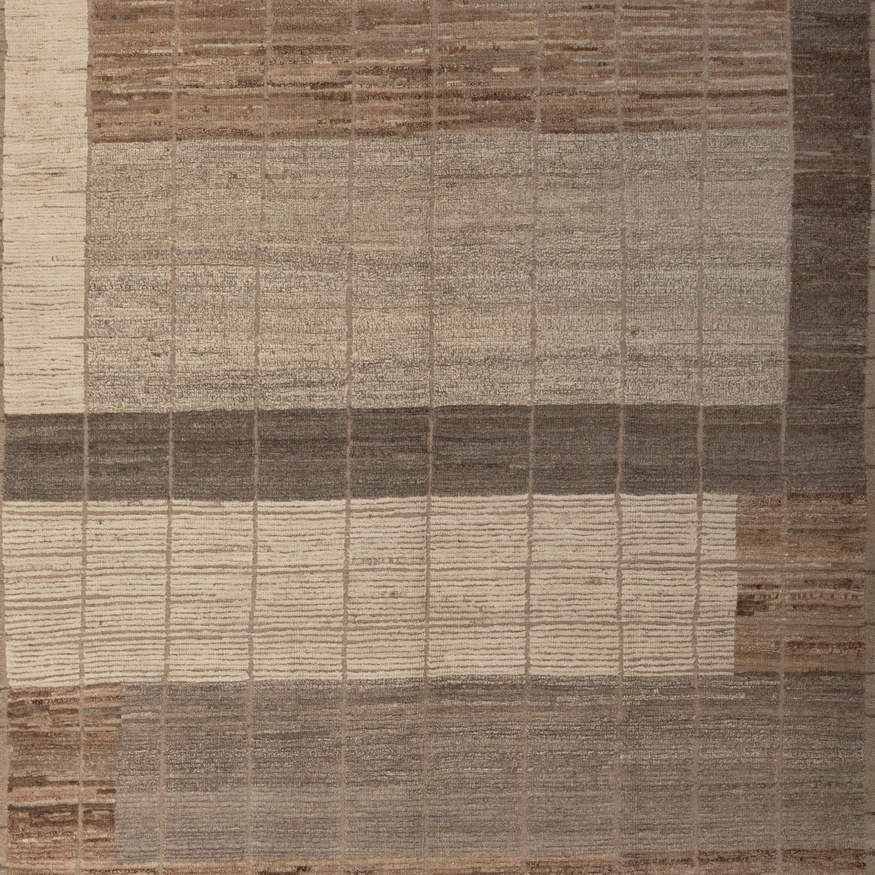 Inspiré par les fondements des couleurs naturelles et des matériaux purs de la Terre, ce tapis transitionnel en laine Brown Zameen - 6'4