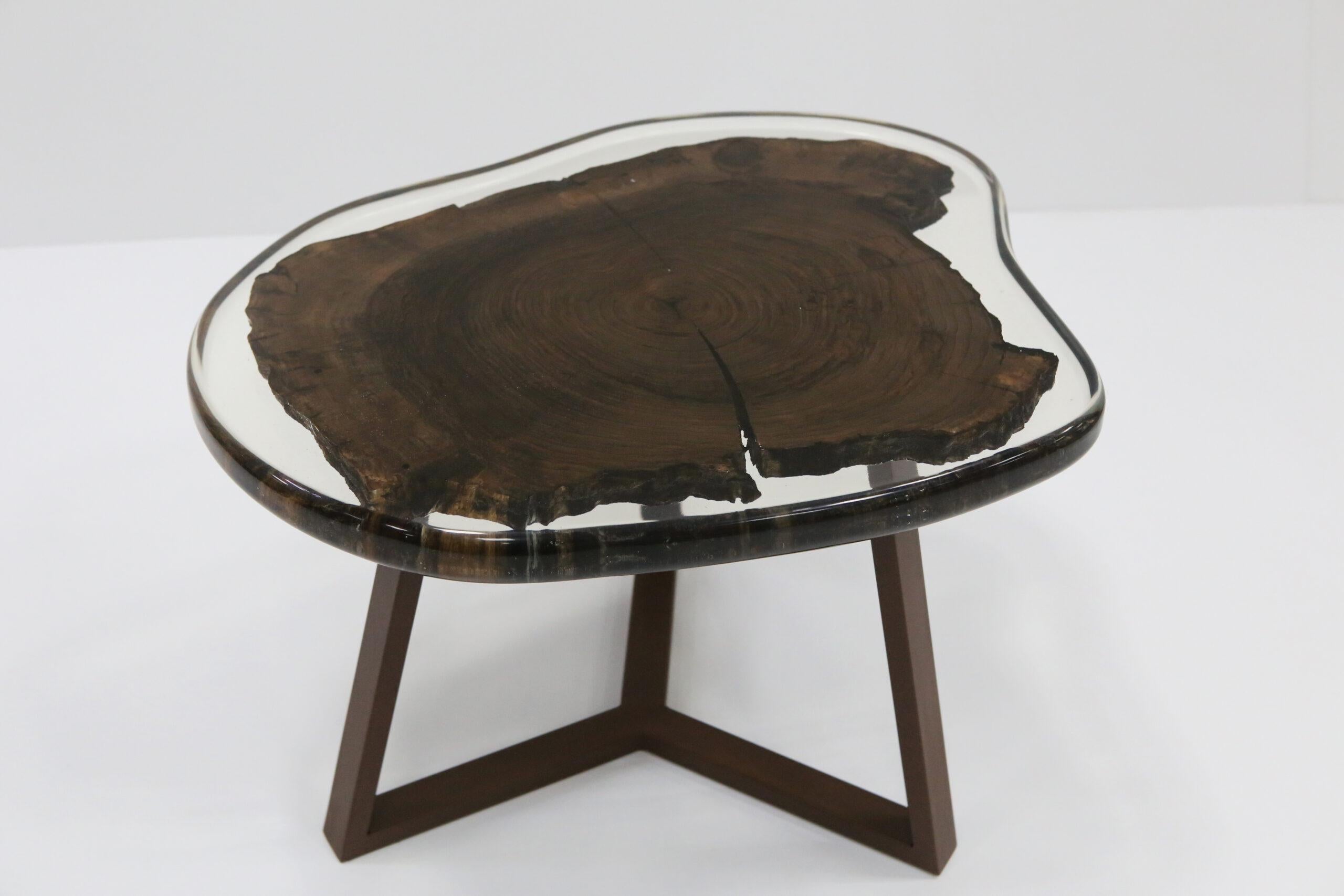 Table basse Brownie par KV Design
Unique en son genre
Dimensions : D 60 x L 70 x H 44 cm.
MATERIAL : Bois de noyer, époxy et métal.

Tous les produits sont fabriqués sur mesure en 1 exemplaire unique. Veuillez nous contacter.

KV Design est une