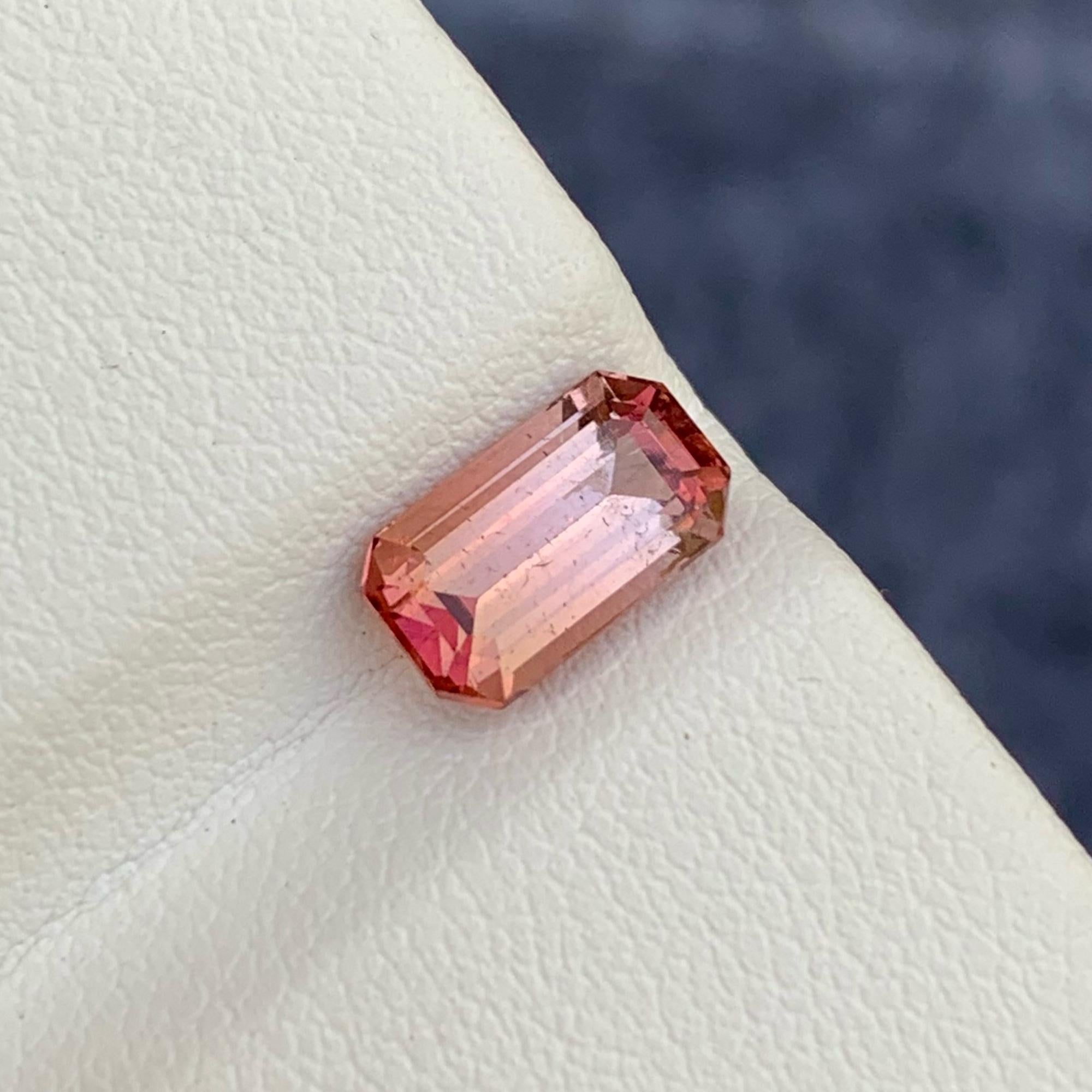 Tourmaline rouge brunâtre de 1,85 carat, pierre naturelle de taille émeraude d'Afrique Unisexe en vente