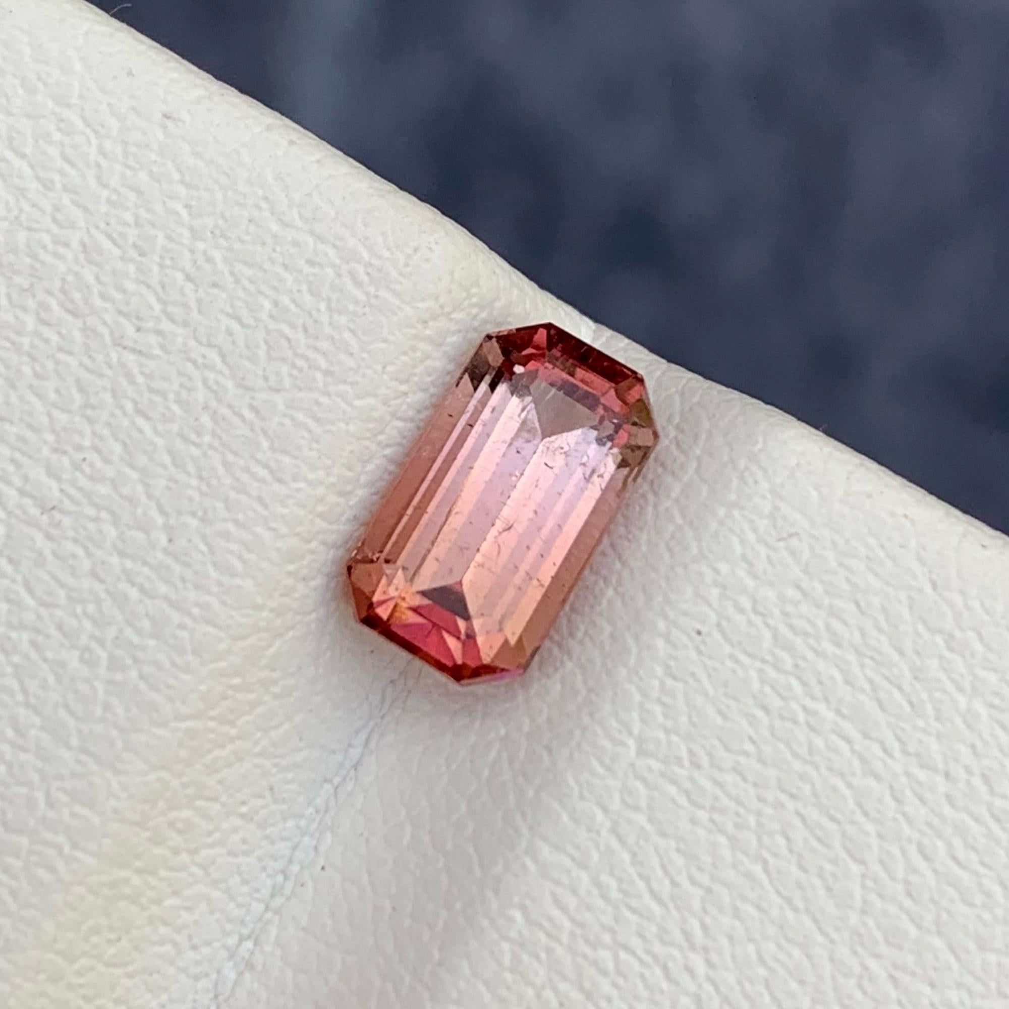 Tourmaline rouge brunâtre de 1,85 carat, pierre naturelle de taille émeraude d'Afrique en vente 3