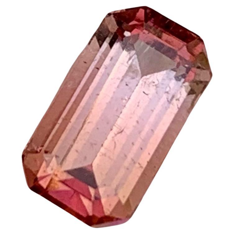 Tourmaline rouge brunâtre de 1,85 carat, pierre naturelle de taille émeraude d'Afrique