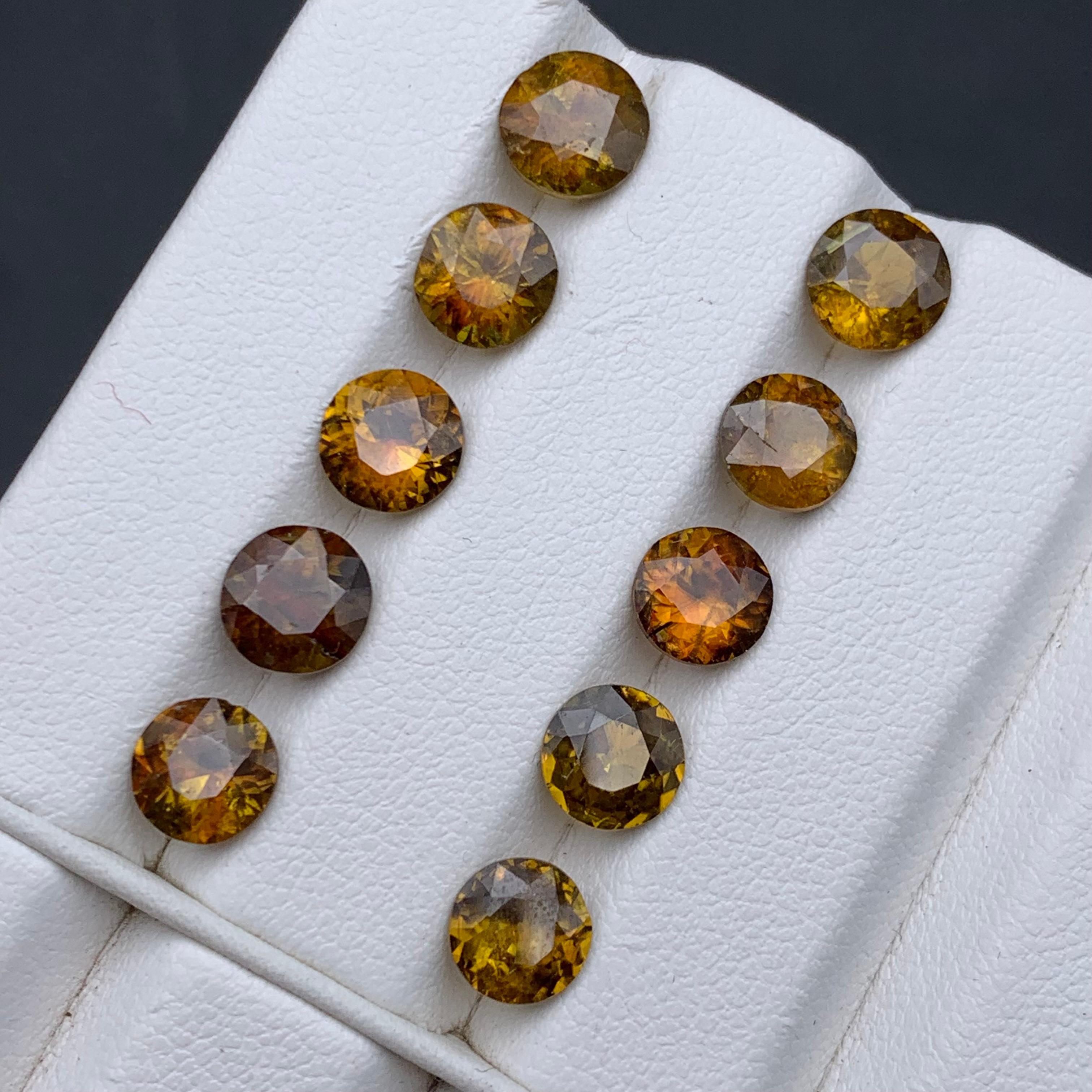 Pierres précieuses non serties de 11.50 carats, jaune brunâtre, sphène naturelle et titane en vente 4
