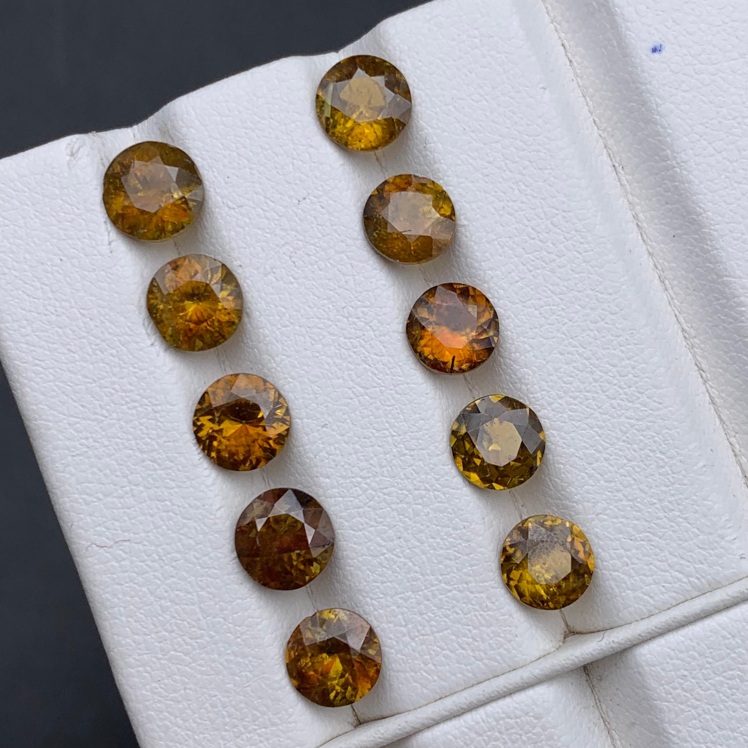 Pierres précieuses non serties de 11.50 carats, jaune brunâtre, sphène naturelle et titane en vente 5
