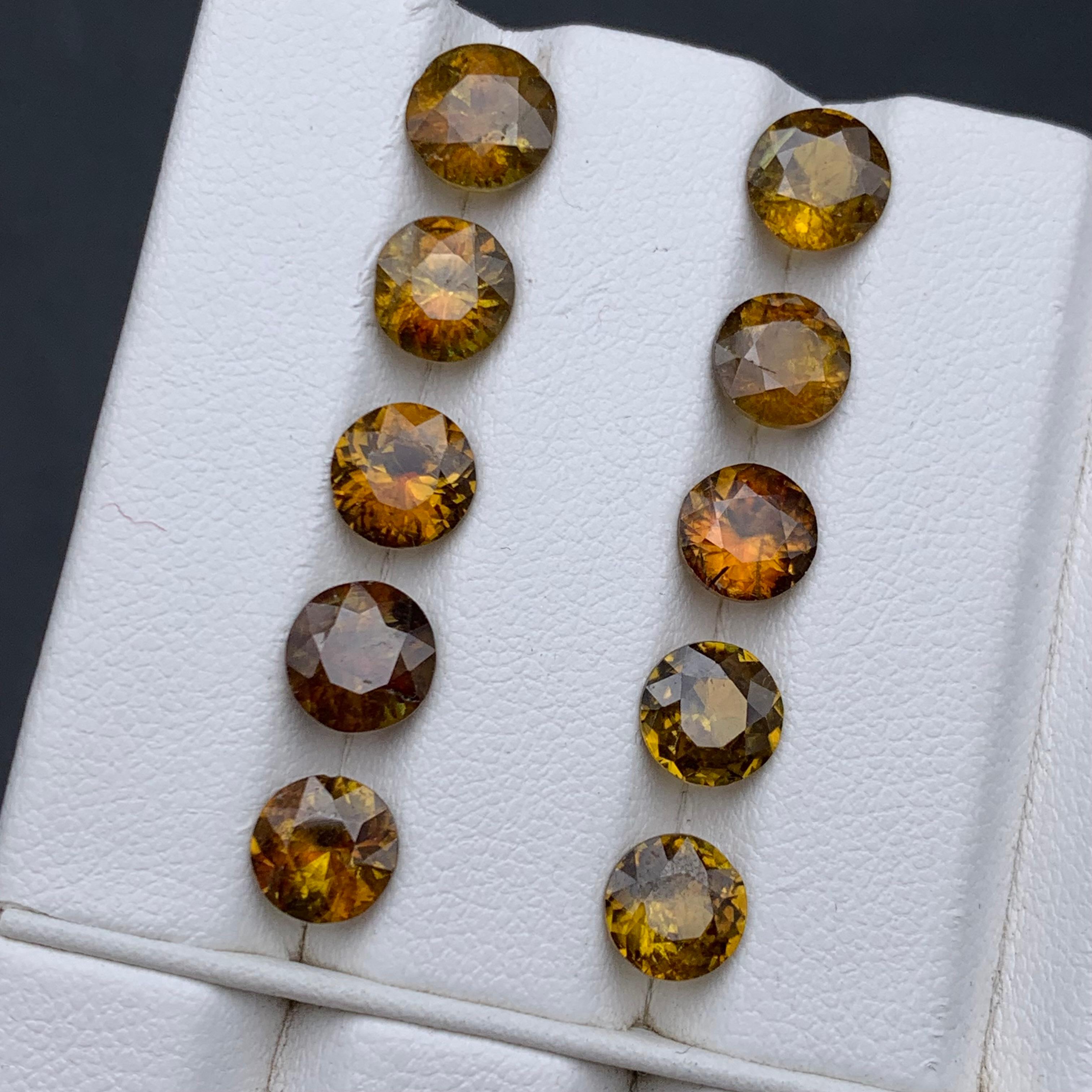 Pierres précieuses non serties de 11.50 carats, jaune brunâtre, sphène naturelle et titane en vente 6
