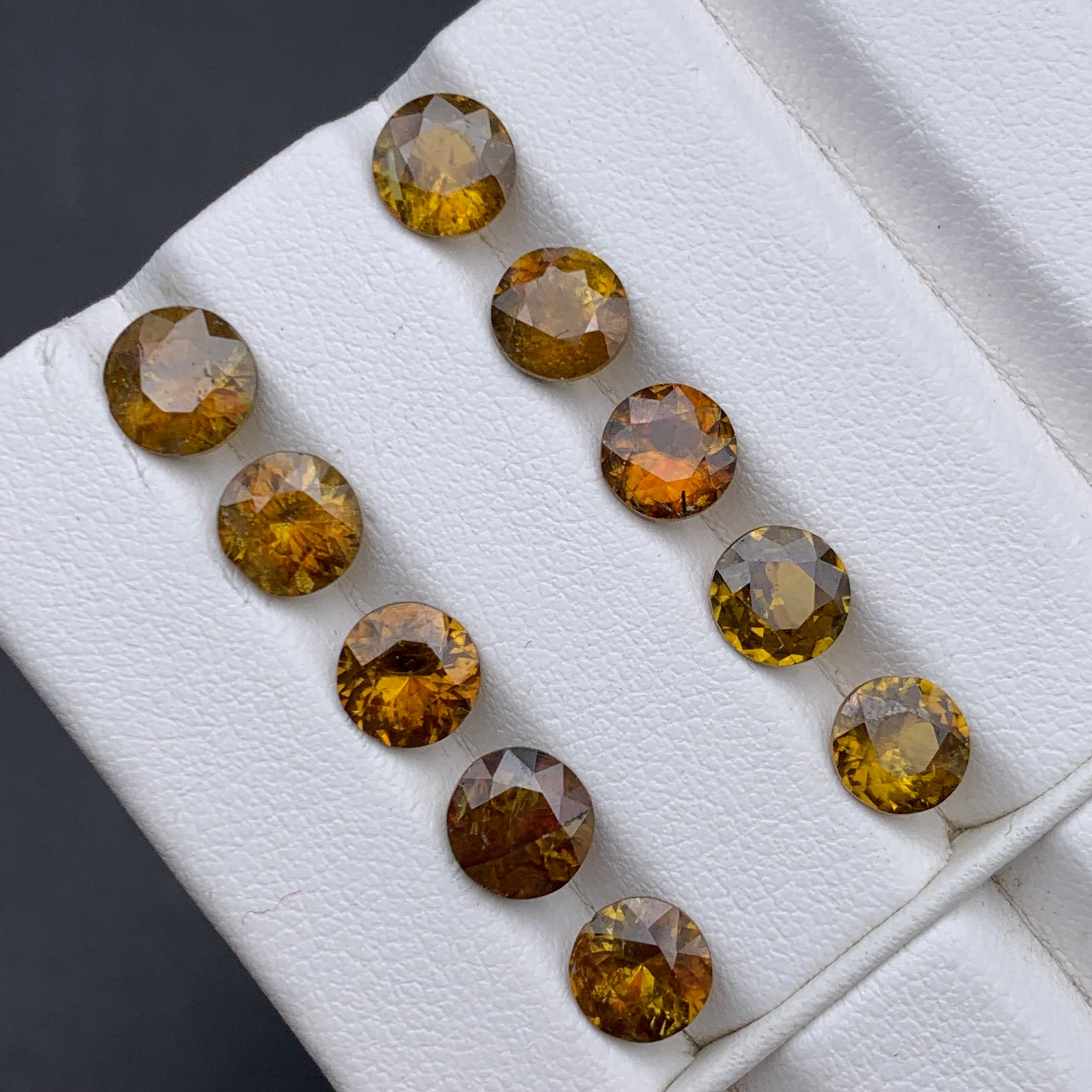 Sphène/Titanite naturelle jaune brunâtre  Lot de pierres précieuses en vrac pleines de feu et d'éclat parfaites pour les bagues, les colliers, les pendentifs, les bracelets ou toute autre monture de bijoux - taille ronde et brillante de la mine de