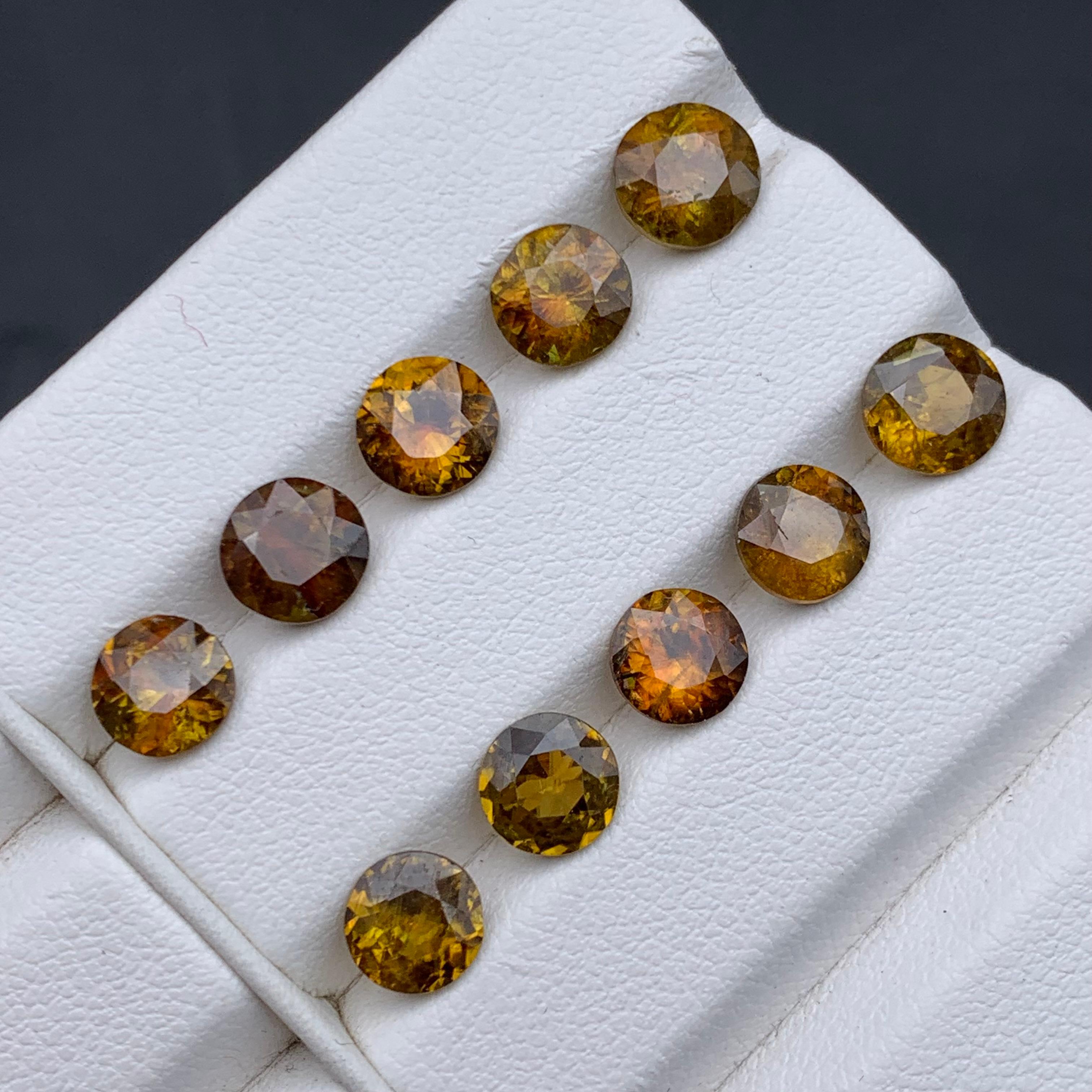 Contemporain Pierres précieuses non serties de 11.50 carats, jaune brunâtre, sphène naturelle et titane en vente