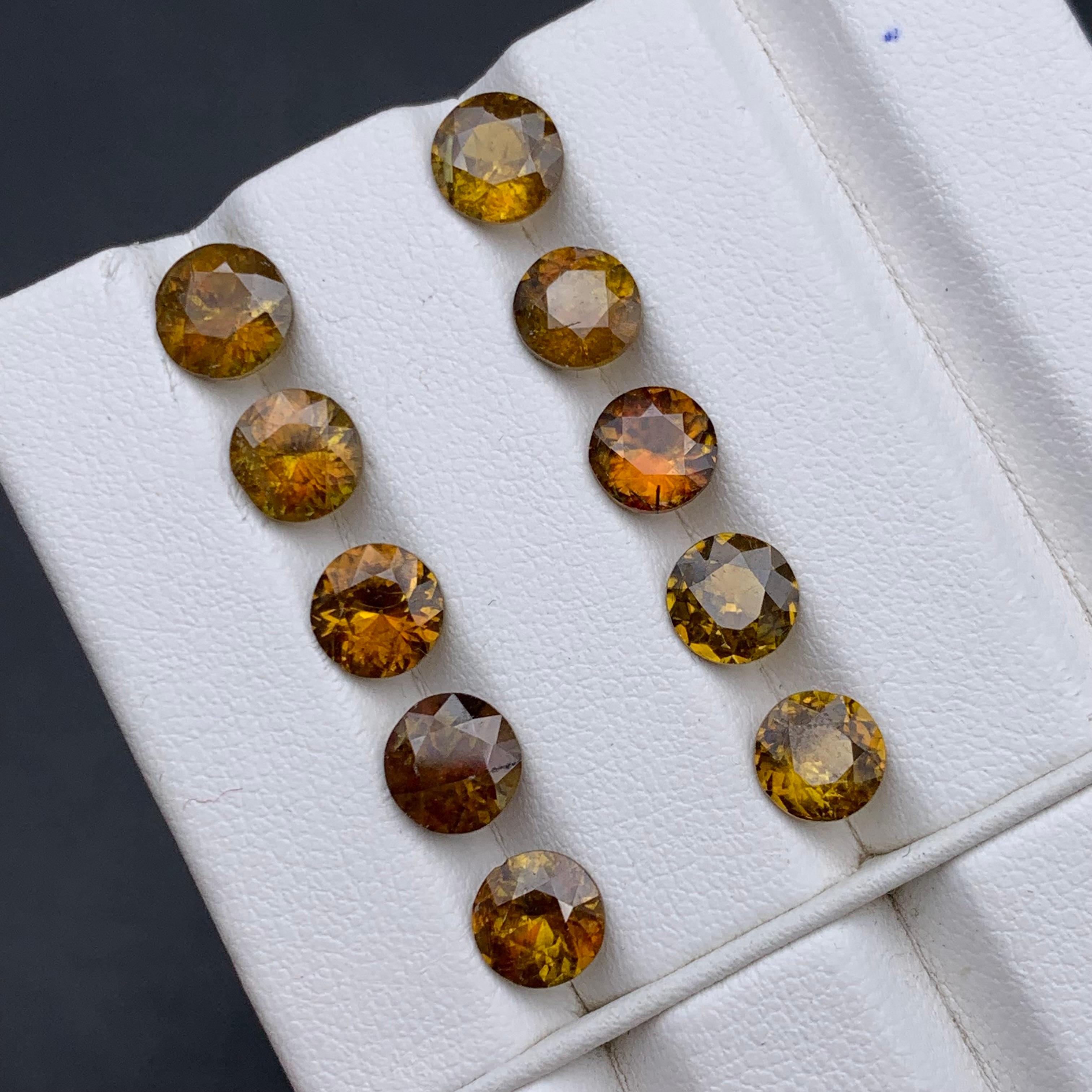 Taille ronde Pierres précieuses non serties de 11.50 carats, jaune brunâtre, sphène naturelle et titane en vente