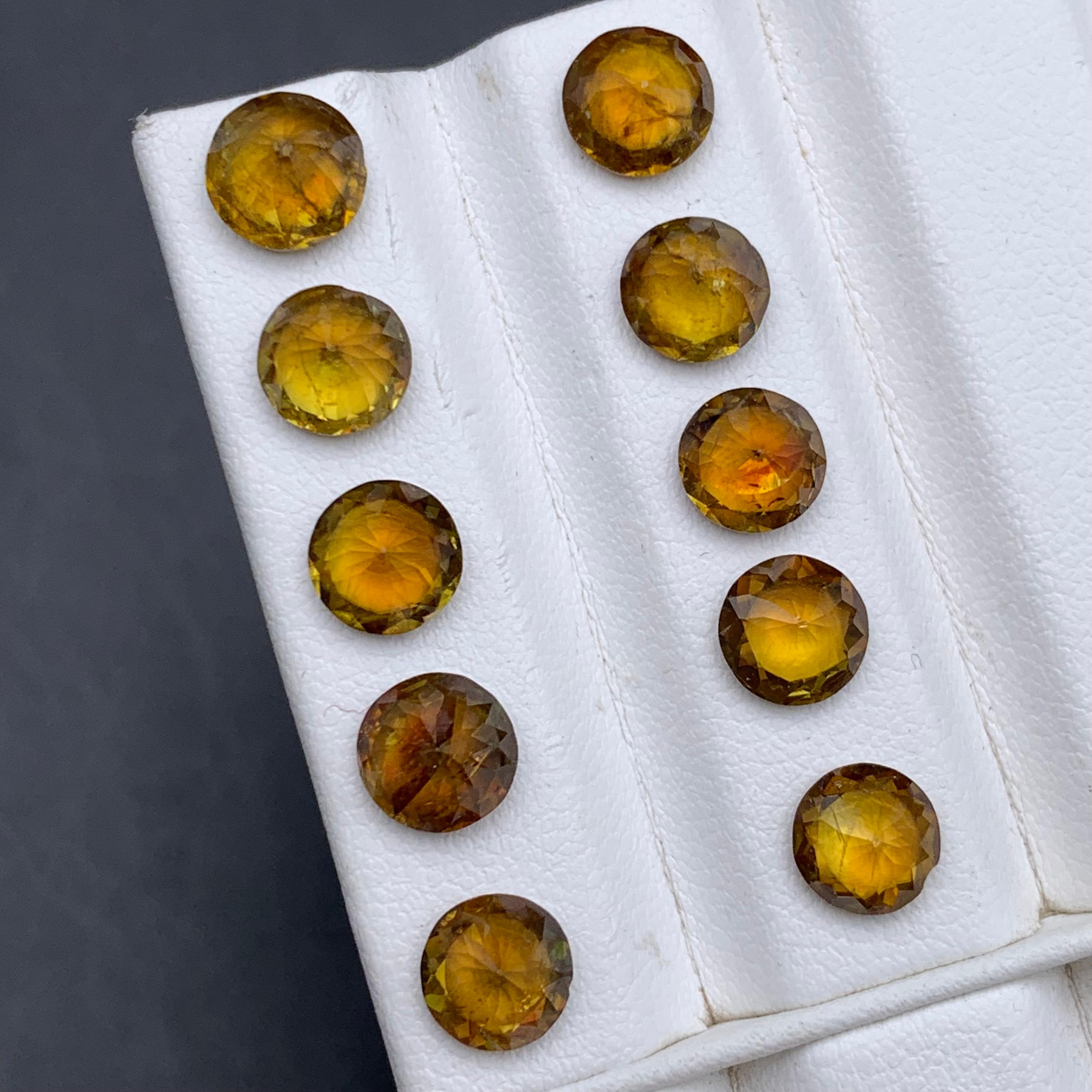 Pierres précieuses non serties de 11.50 carats, jaune brunâtre, sphène naturelle et titane Neuf - En vente à Peshawar, PK