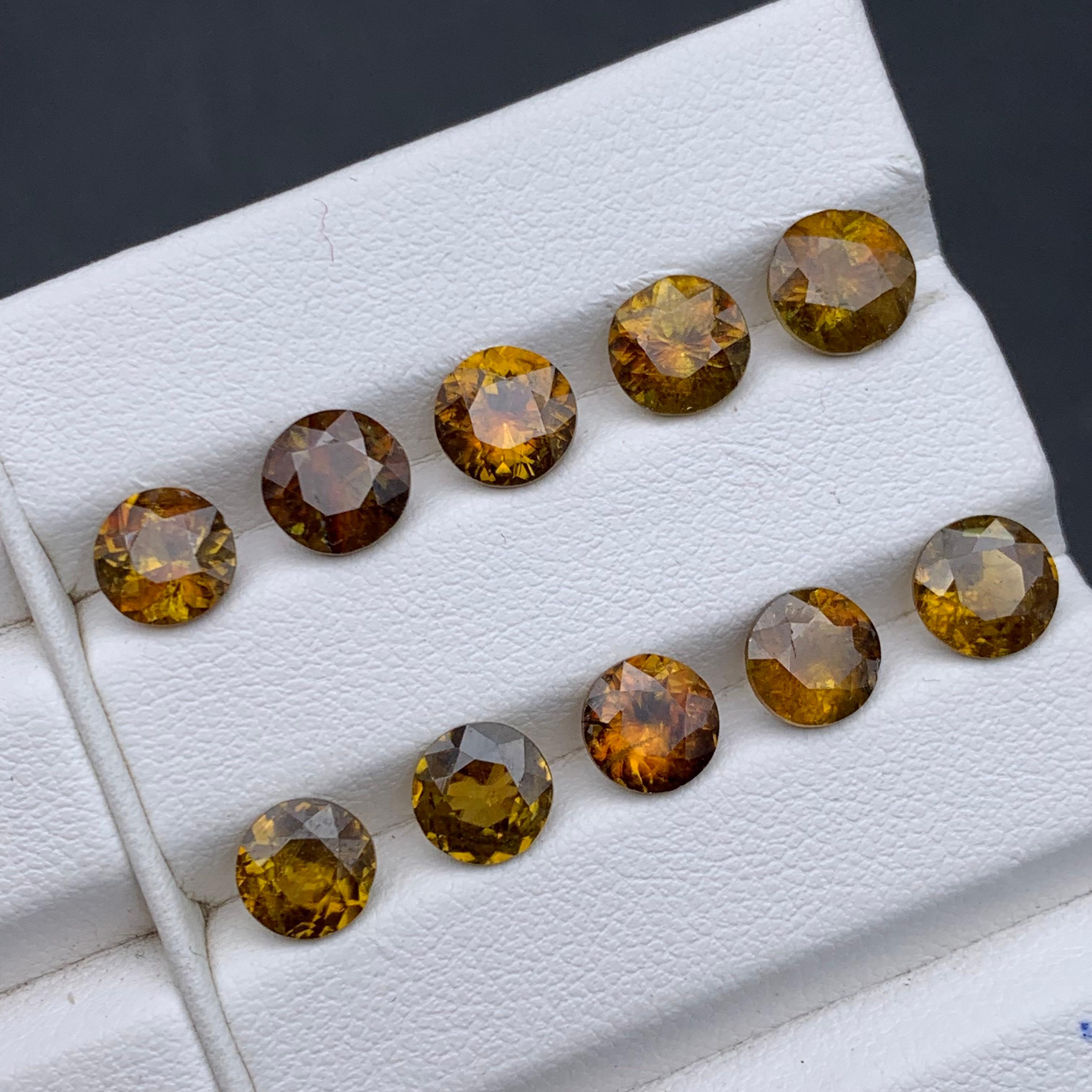 Pierres précieuses non serties de 11.50 carats, jaune brunâtre, sphène naturelle et titane Unisexe en vente