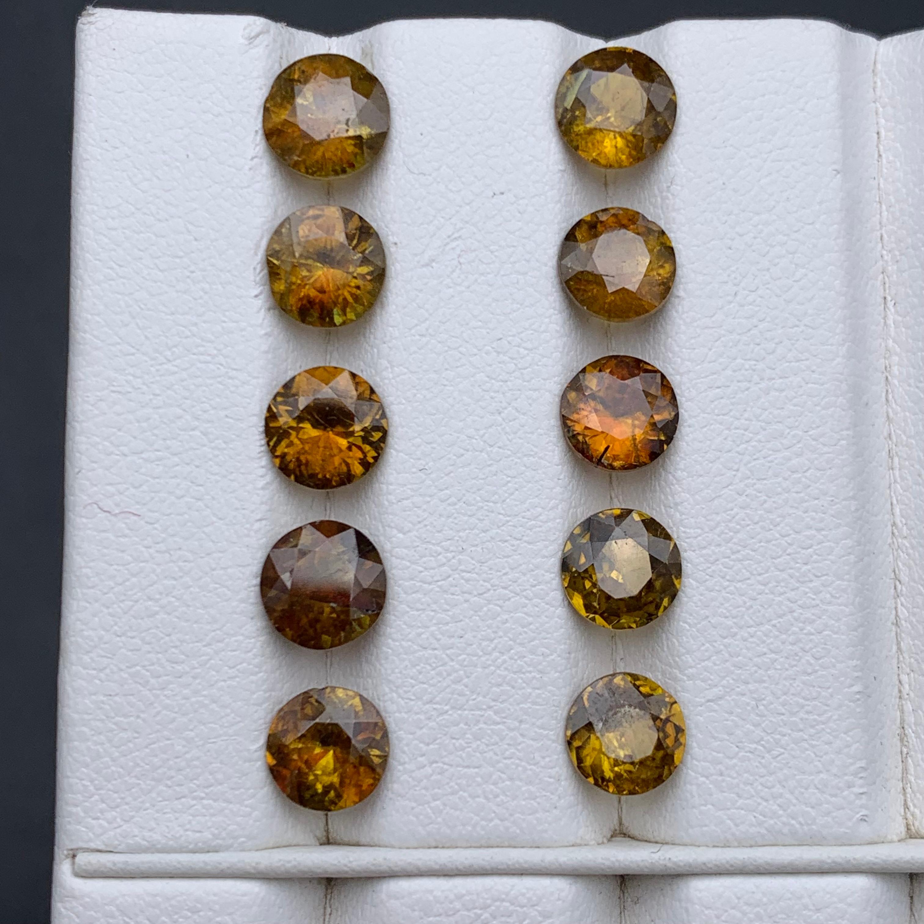 Pierres précieuses non serties de 11.50 carats, jaune brunâtre, sphène naturelle et titane en vente 1