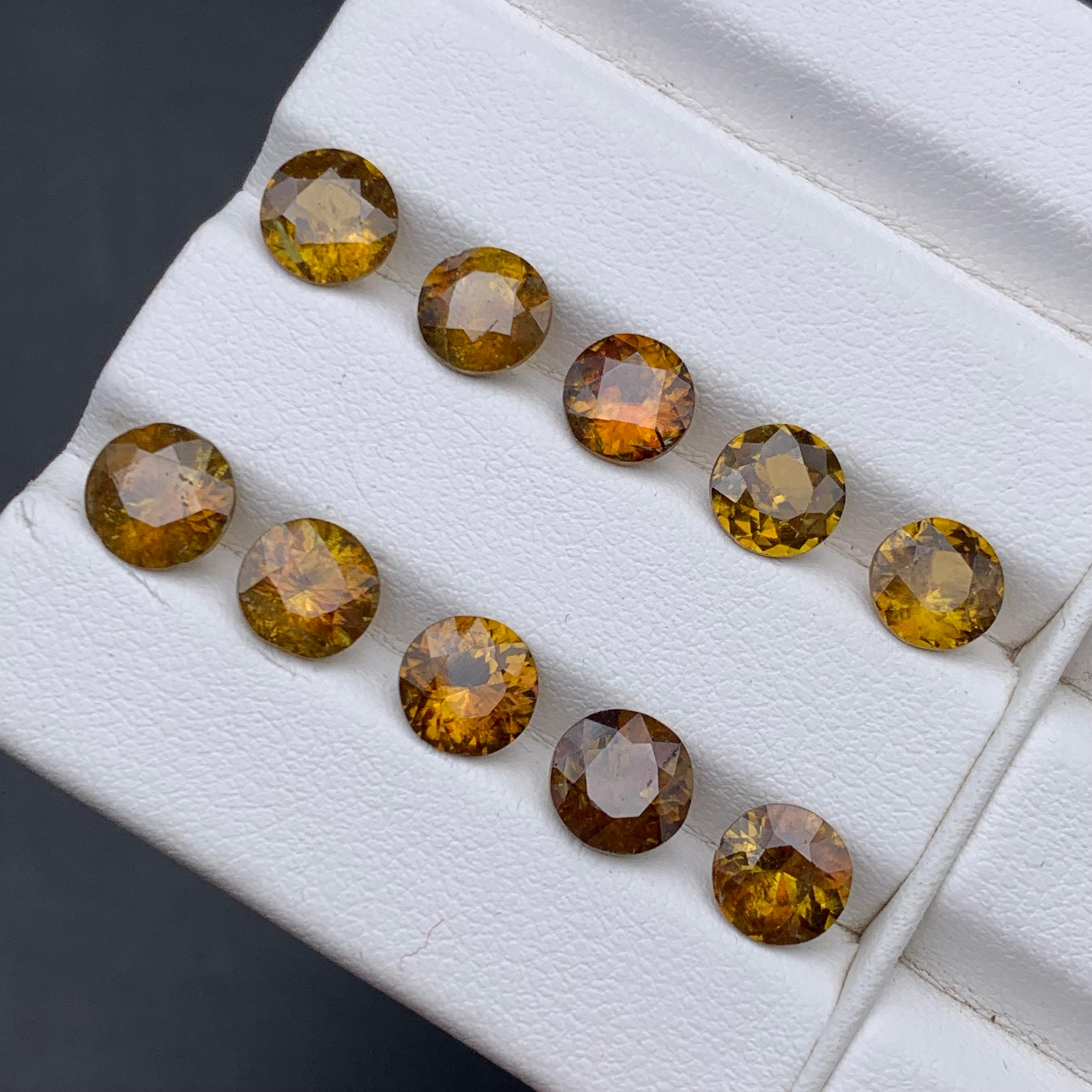 Pierres précieuses non serties de 11.50 carats, jaune brunâtre, sphène naturelle et titane en vente 2