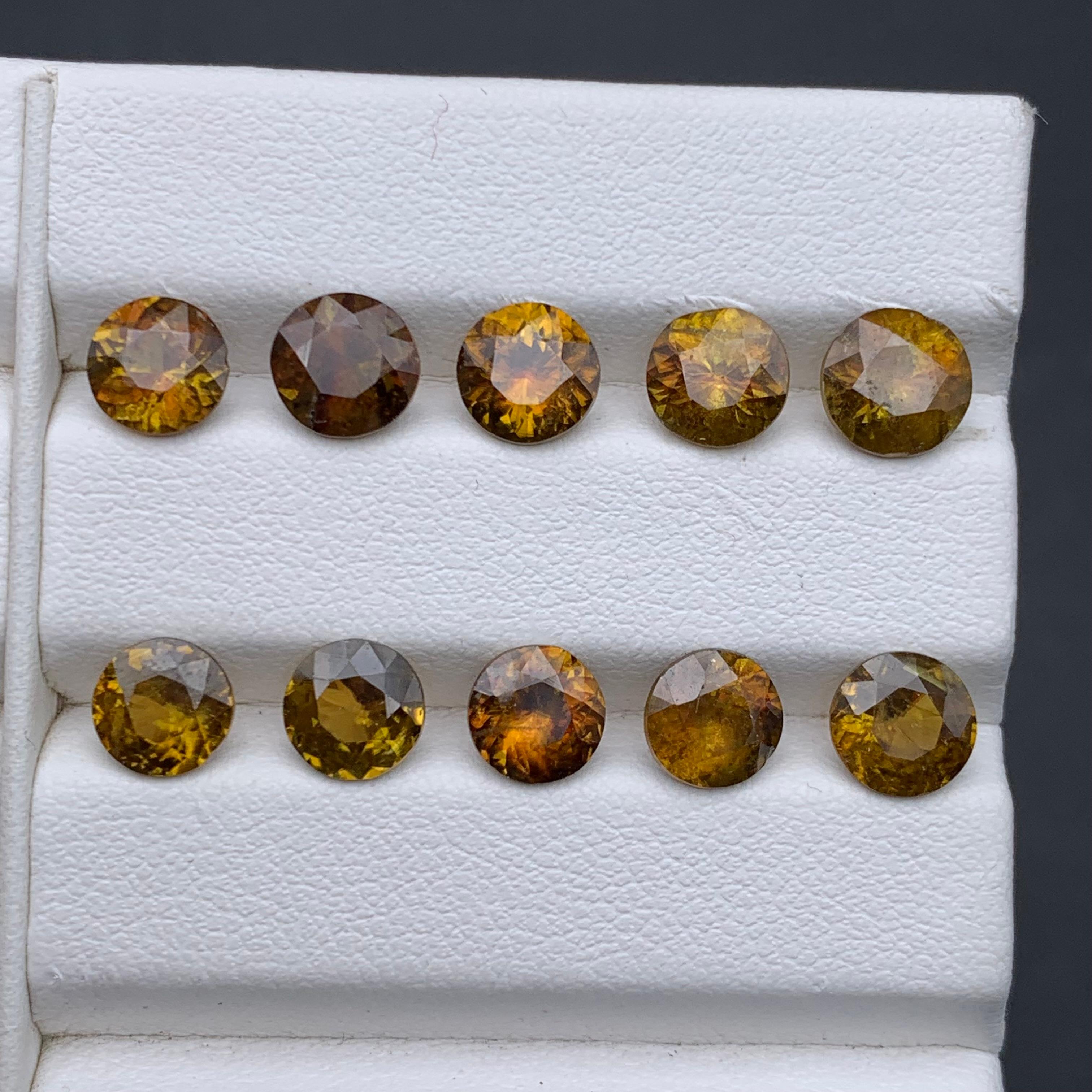 Pierres précieuses non serties de 11.50 carats, jaune brunâtre, sphène naturelle et titane en vente 3