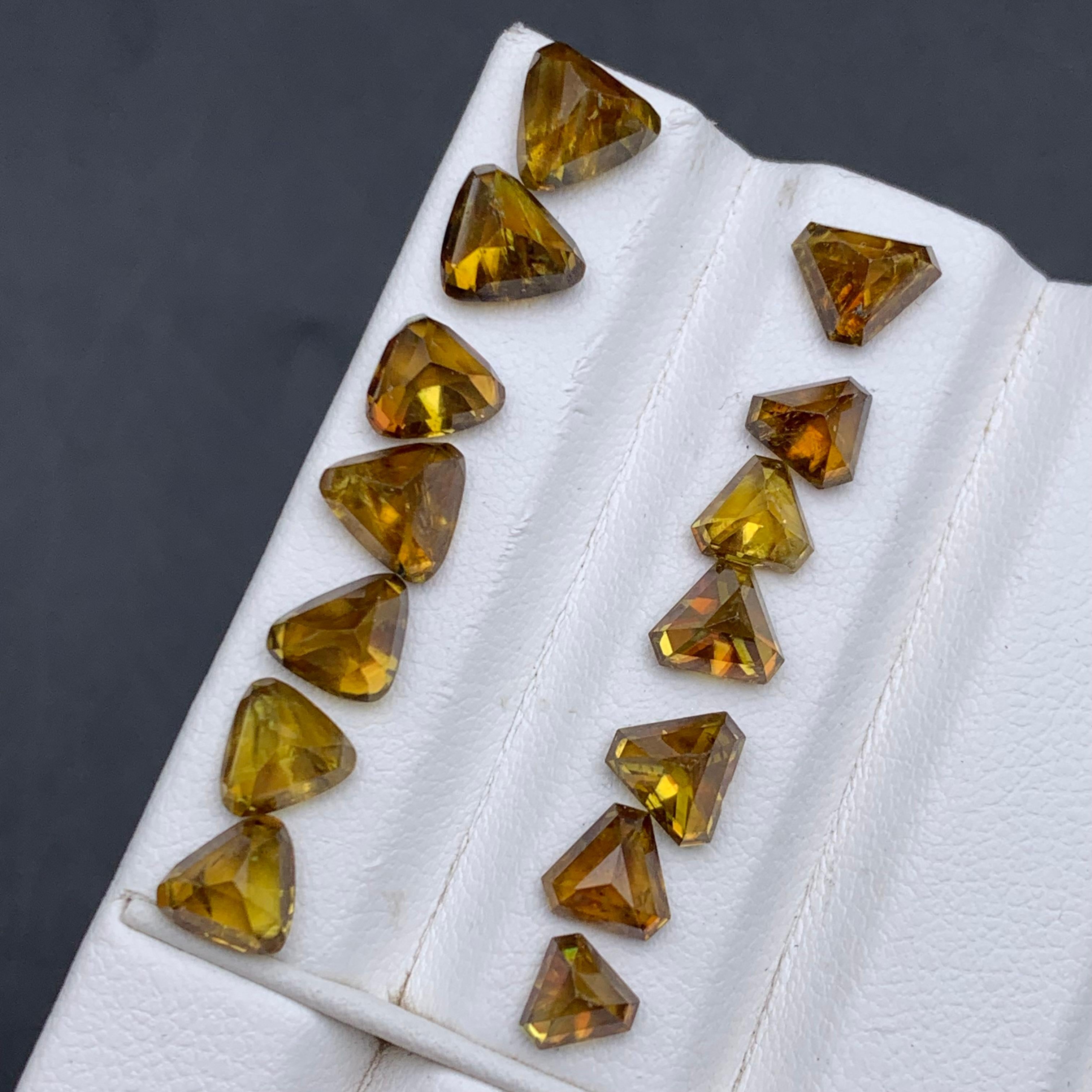 Pierres précieuses naturelles de taille trillion de 13,70 carats, jaune brunâtre en vente 4