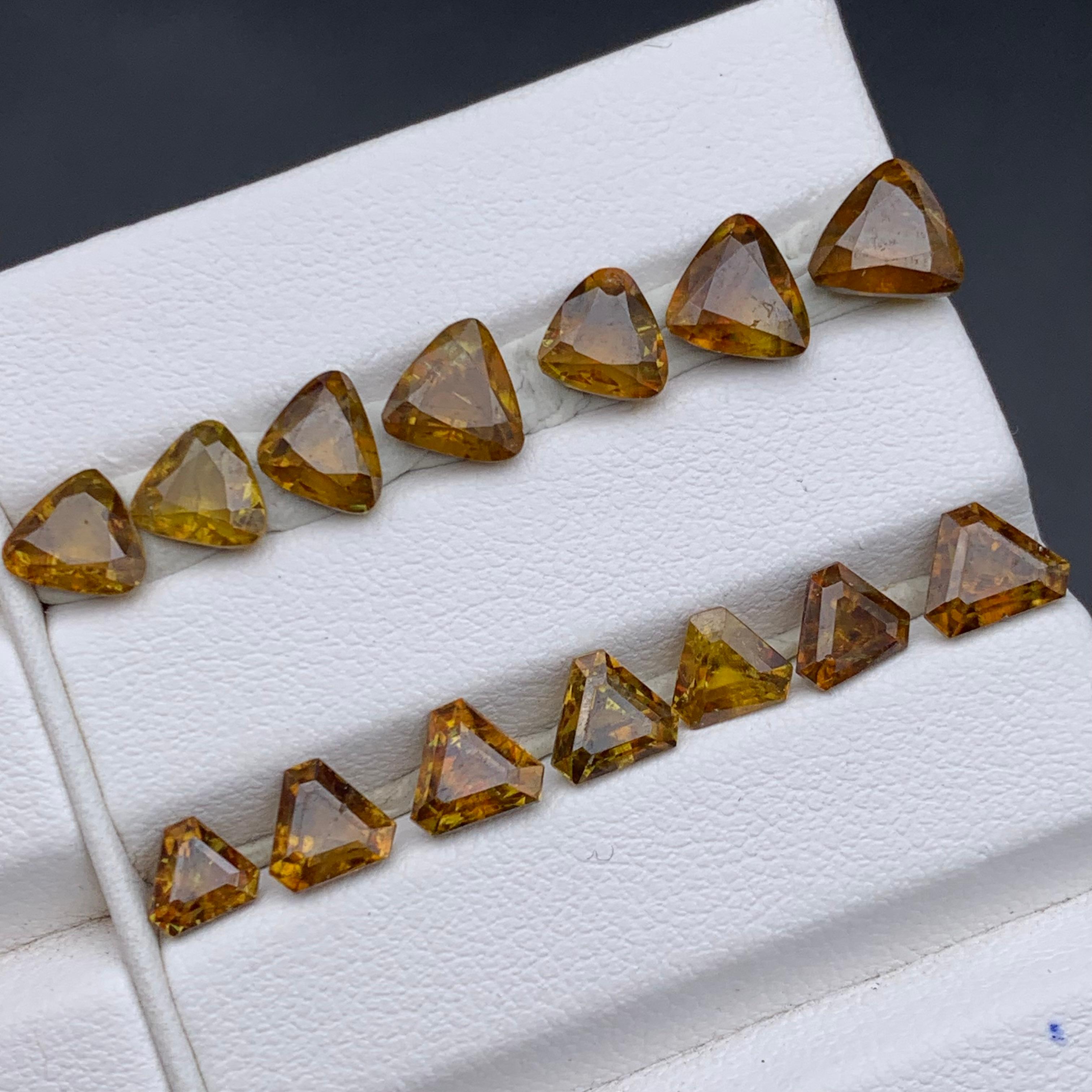 Pierres précieuses naturelles de taille trillion de 13,70 carats, jaune brunâtre en vente 5