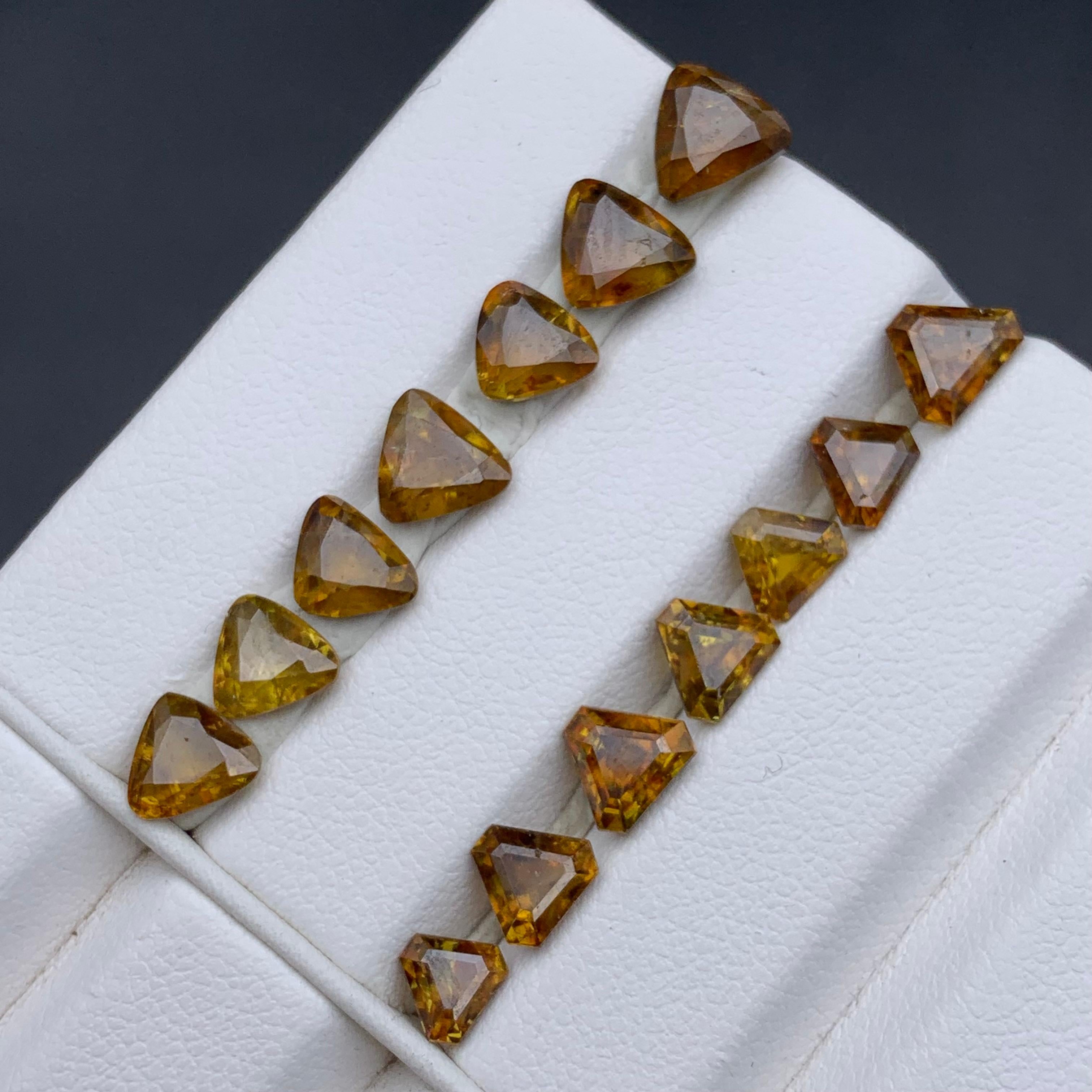 Pierres précieuses naturelles de taille trillion de 13,70 carats, jaune brunâtre en vente 6