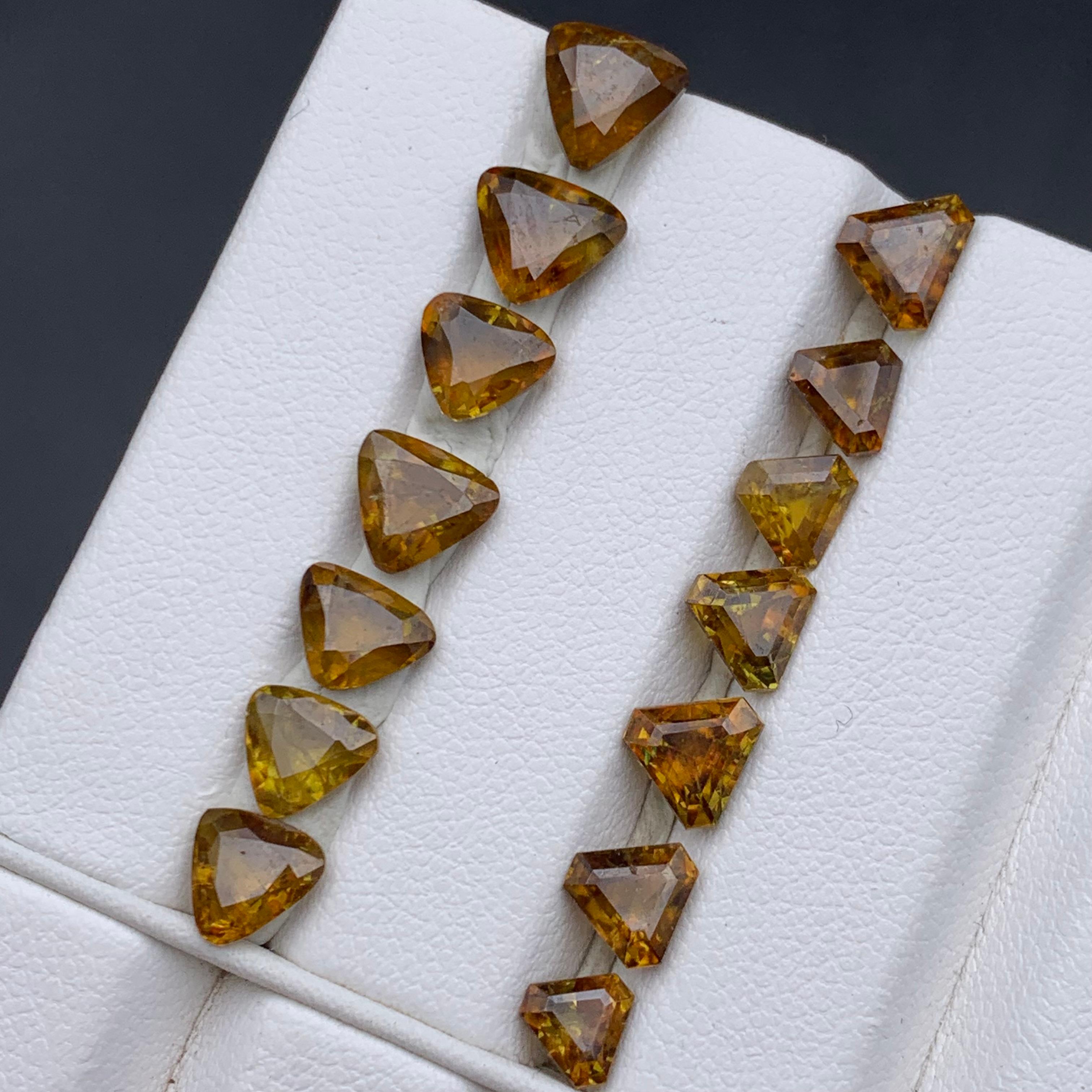 Pierres précieuses naturelles de taille trillion de 13,70 carats, jaune brunâtre en vente 7