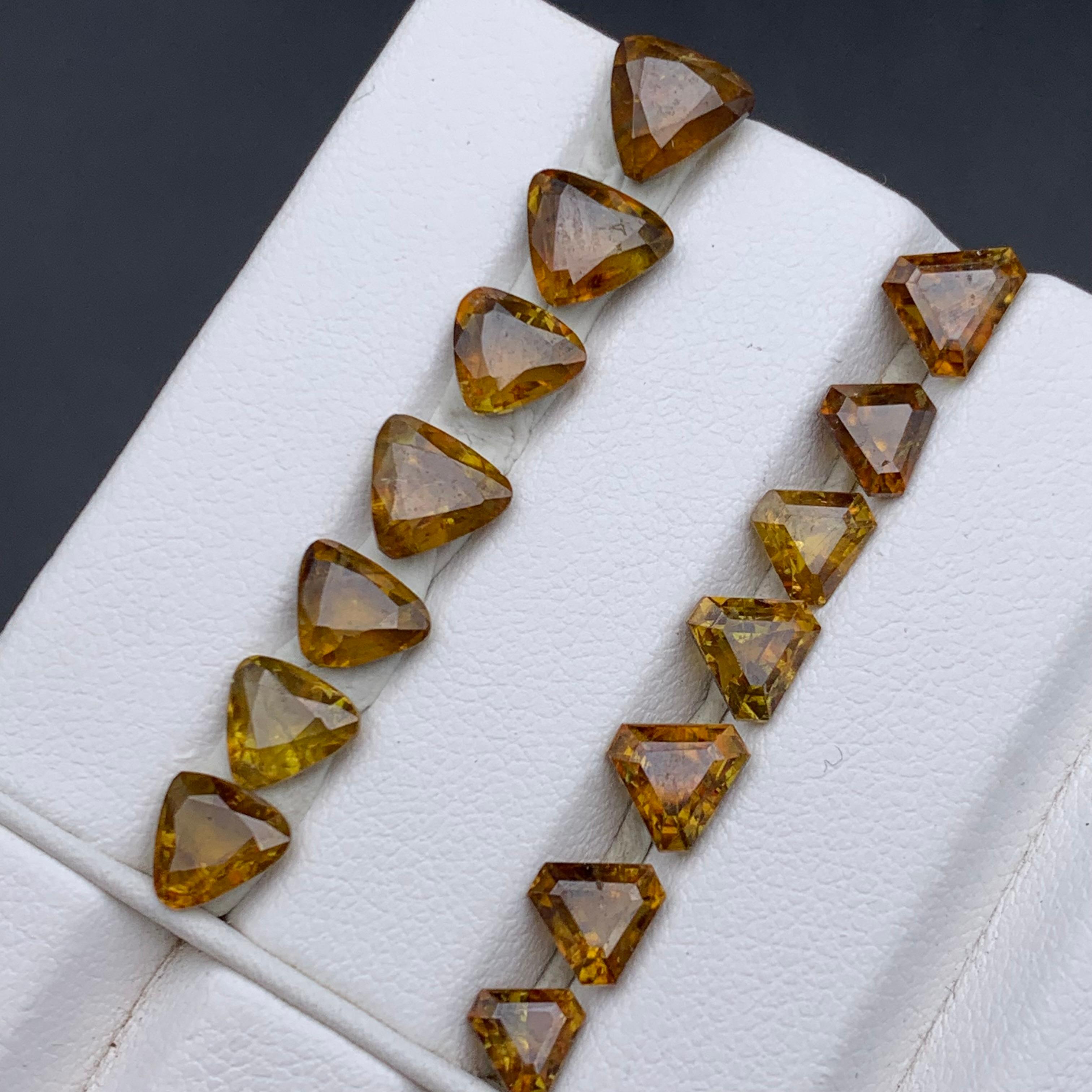 Sphène/Titanite naturelle jaune brunâtre  Lot de pierres précieuses en vrac pleines de feu et d'éclat parfaites pour les bagues, les colliers, les pendentifs, les bracelets ou toute autre monture de bijoux - taille brillant trillion de la mine Zagi