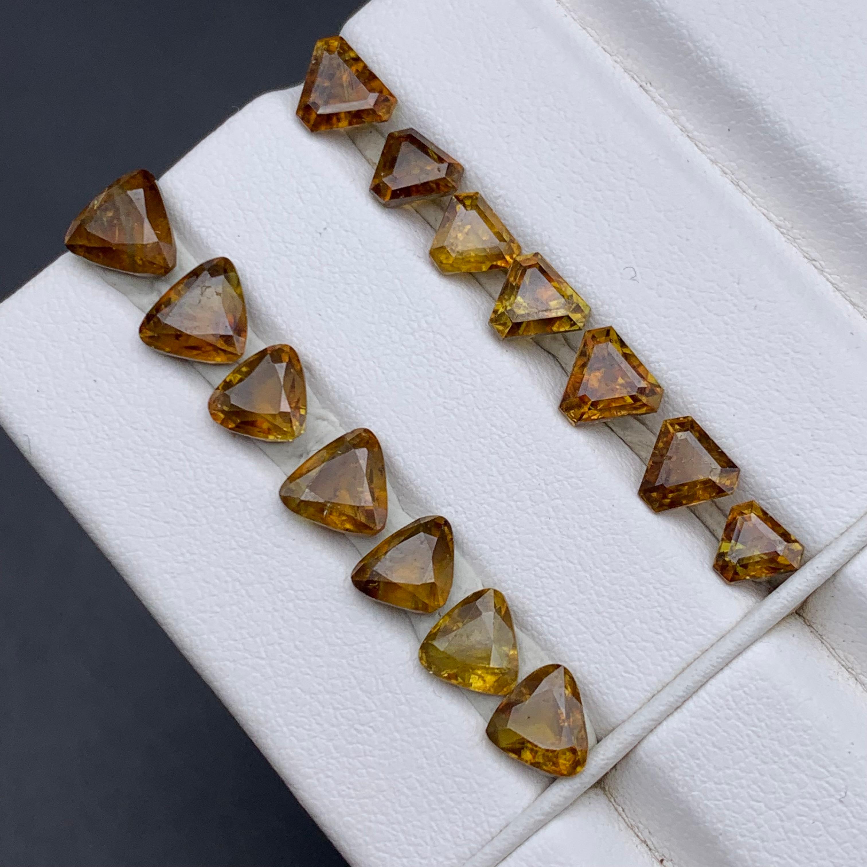 Contemporain Pierres précieuses naturelles de taille trillion de 13,70 carats, jaune brunâtre en vente